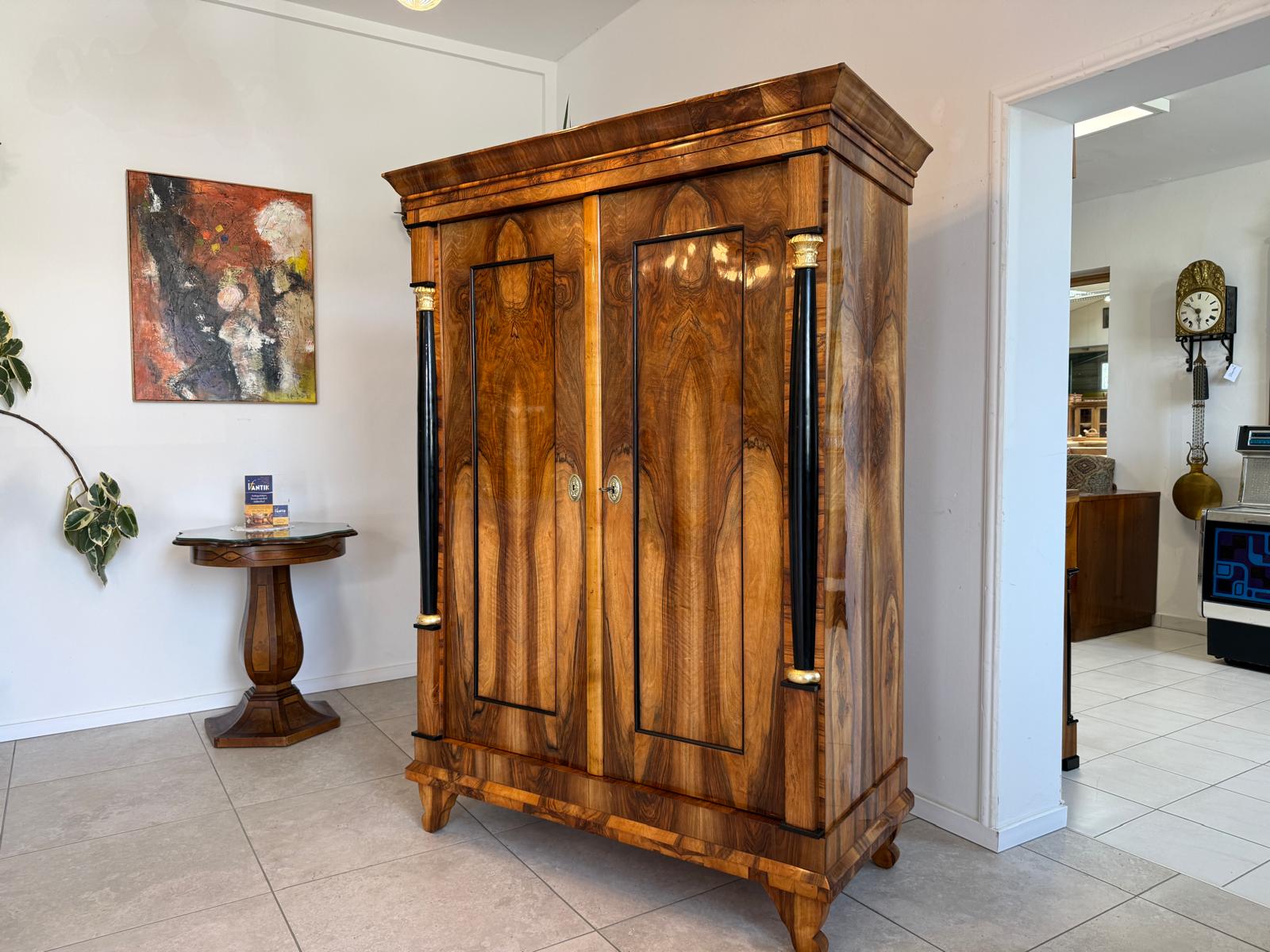 Sale Empire Schrank Säulenschrank Nussholz Restauriert Antiquität Marketiert D2373