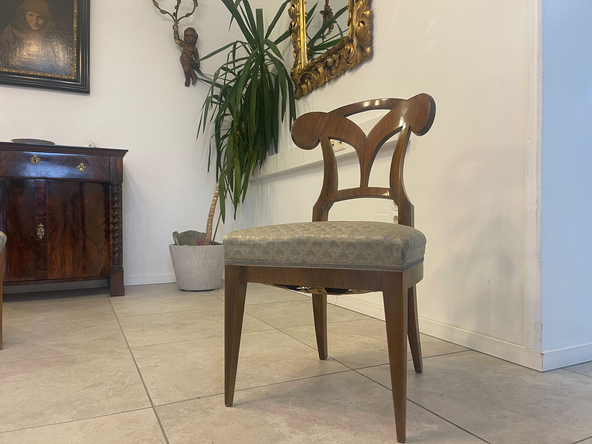 d6ecdd6c-ca13-4495-a344-5f06a3b3be89 Biedermeier Sessel Antik aus Nussholz mit Floralem Rücken A4997
