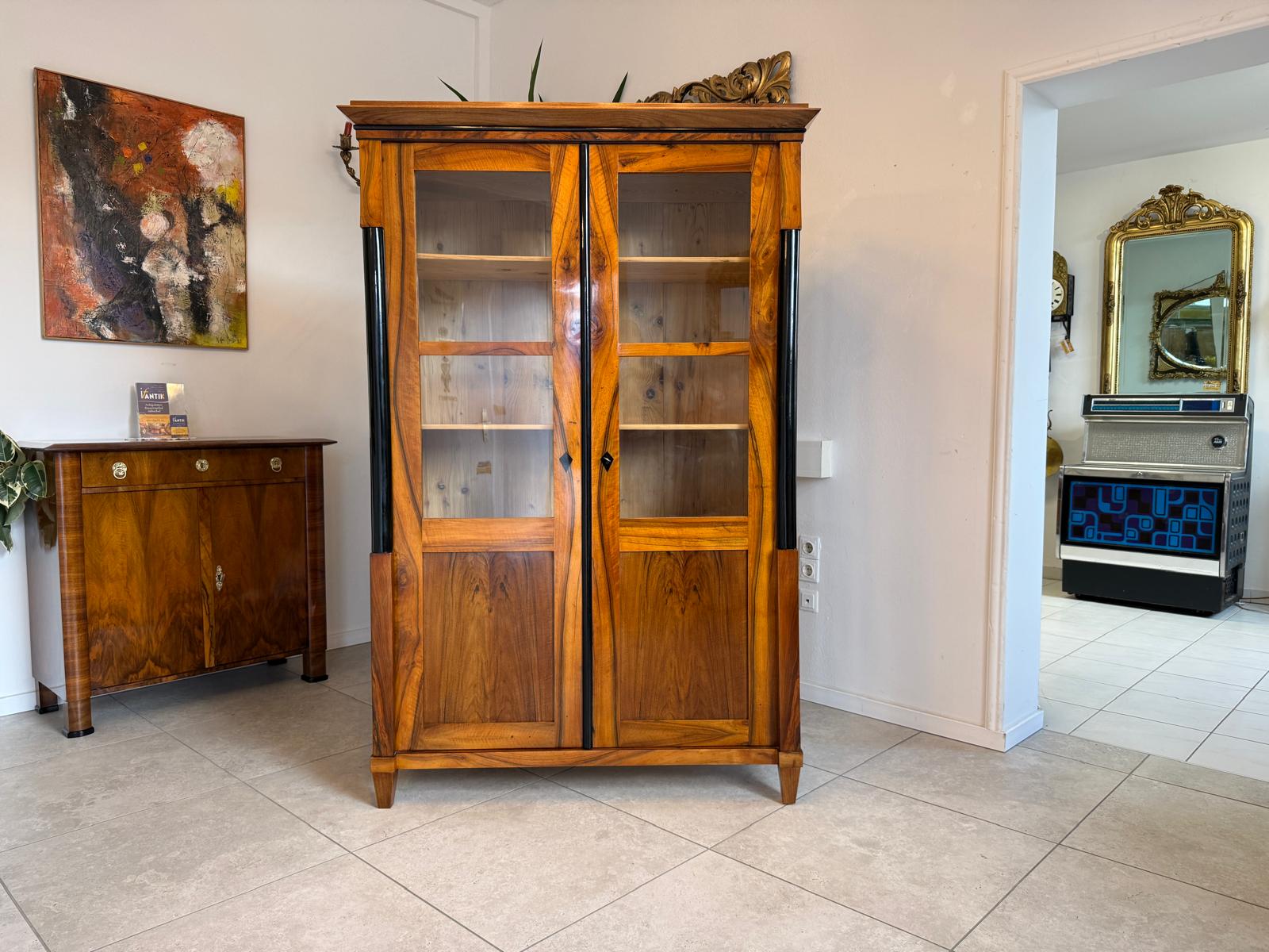 Biedermeier Vitrine Bücherschrank Restauriert Nussbaum Antiquität SALE D2293