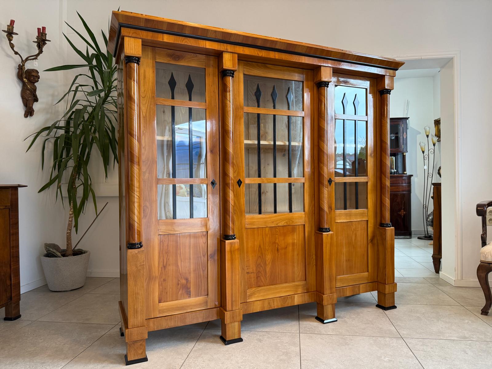 Biedermeier Vitrine  Bücherschrank Restauriert Nussbaum SALE D2295  