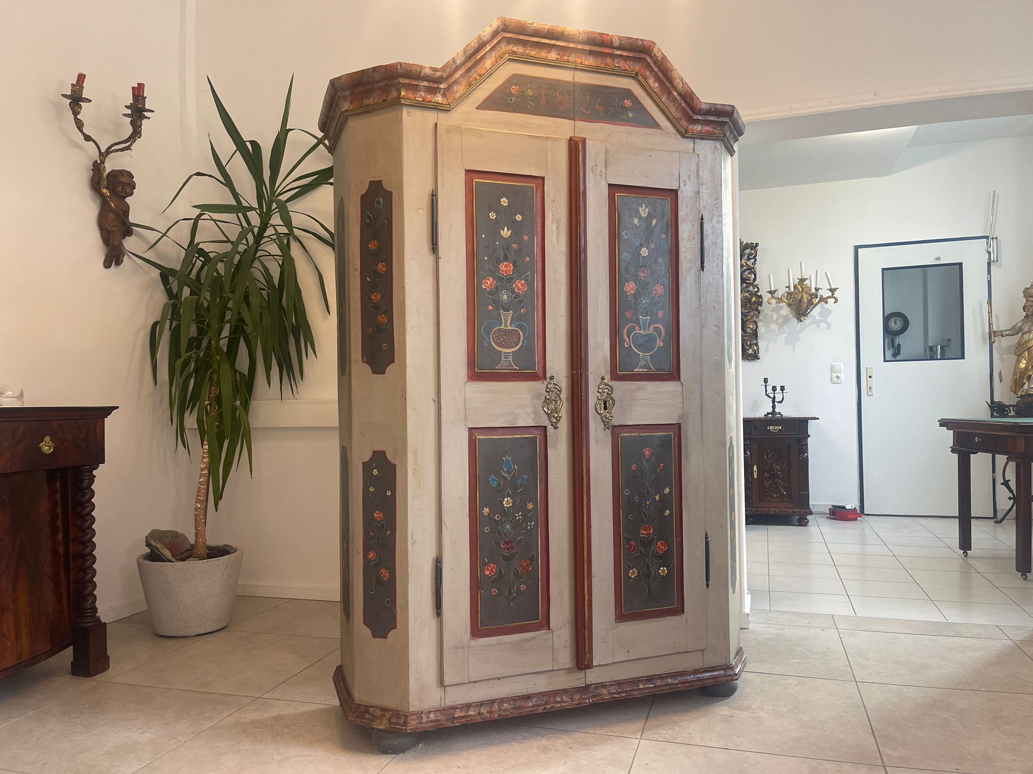 d100aceb-5cc2-4078-8a84-a67d0033a728 Antiker Bauernschrank Handbemalt Biedermeier Dielenschrank A4838
