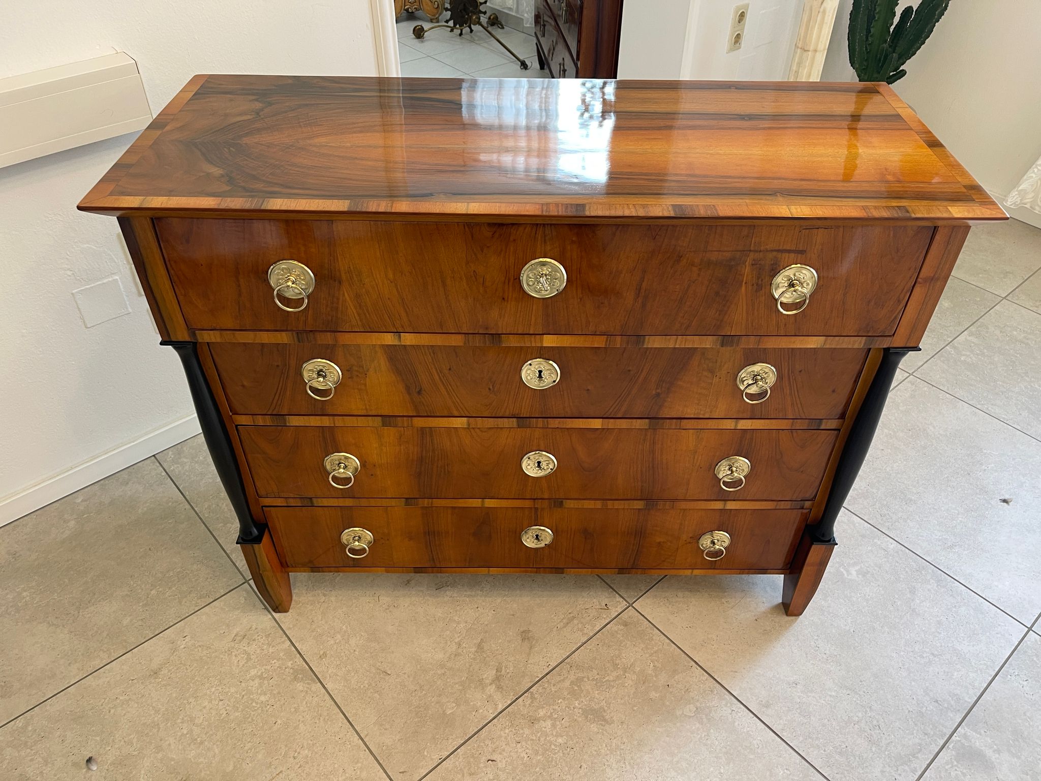 Restaurierte Nussholzfurnierte Empire Kommode Antiquität Säulenkommode G1192
