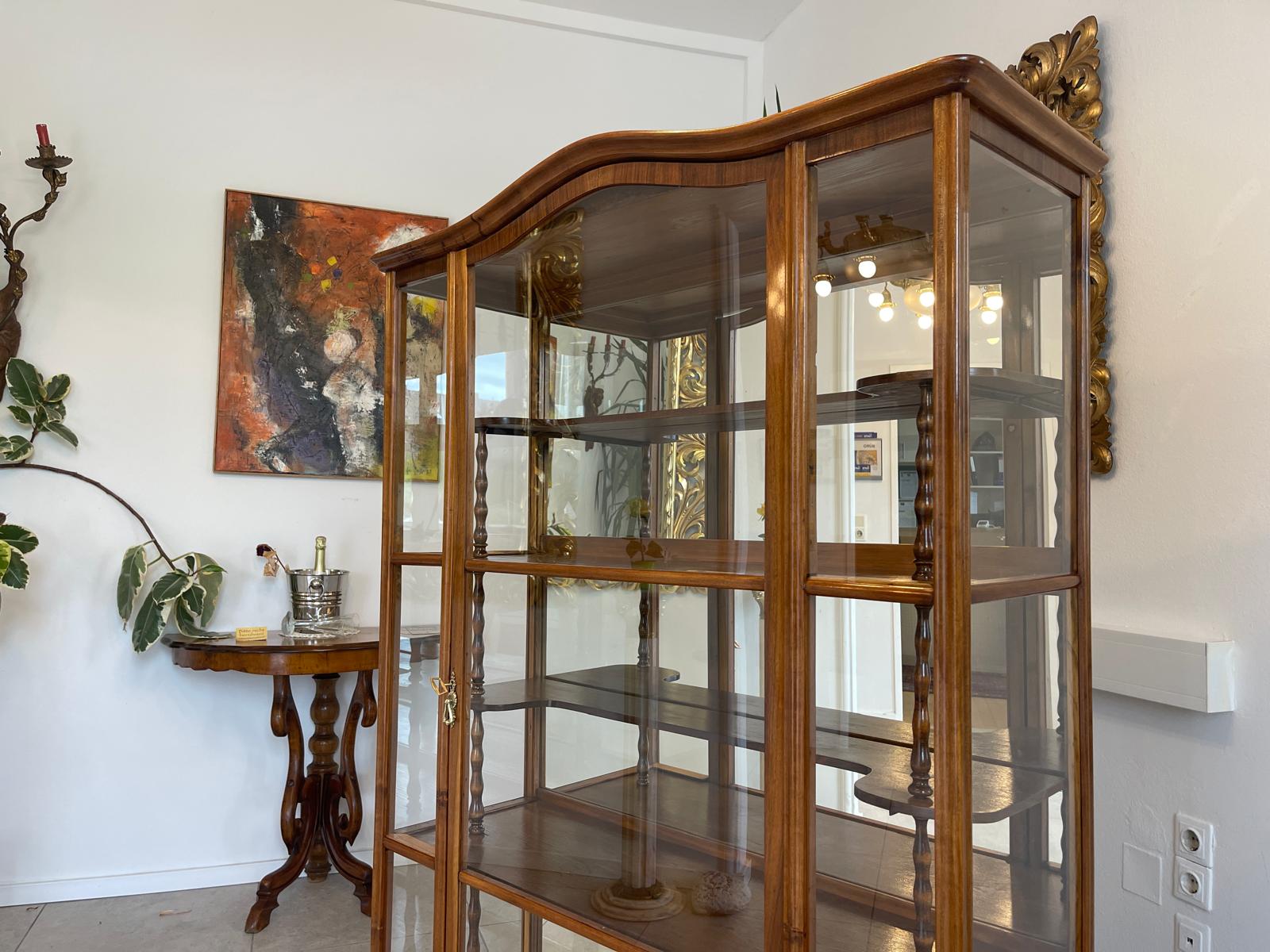 Restaurierte Biedermeier Vitrinenschrank Glasschrank Nussholz Antiquität G1742