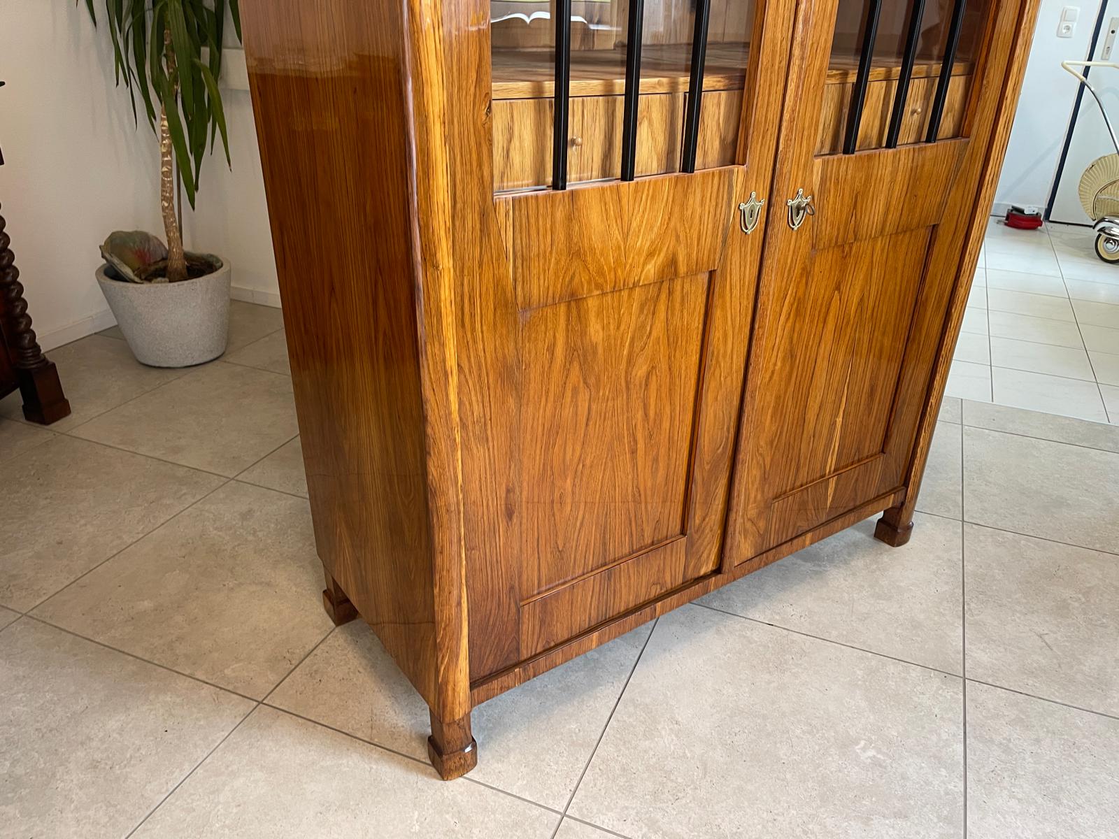 fe4373dd-a021-4cb8-ad62-0c433f5e3118 Antiquität Sale Biedermeier Vitrine Bücherschrank Nussholz Antiquität A4932