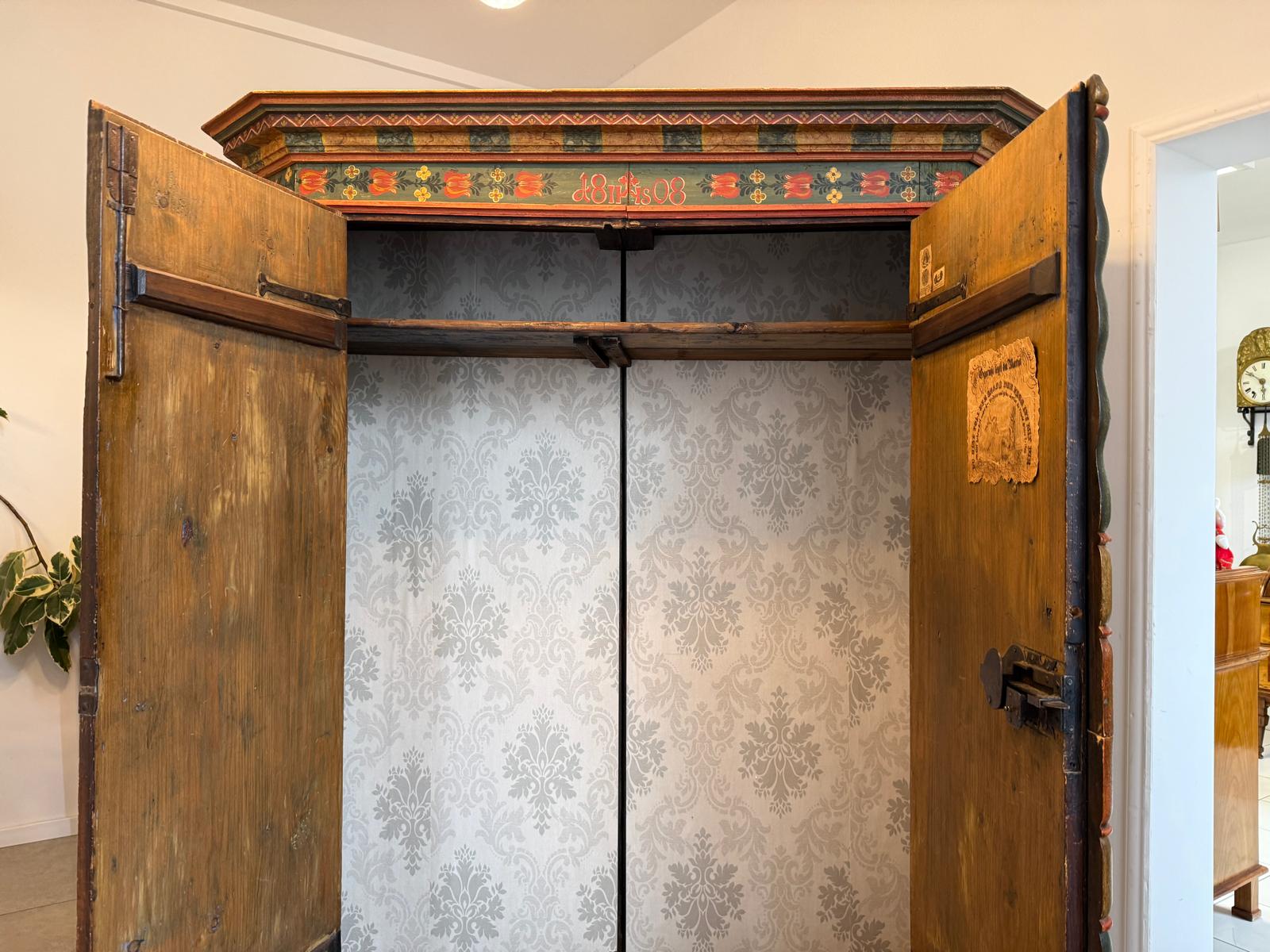 Handbemalter Bauernschrank mit Blumendekor, antiker Biedermeier Bauernkasten G2376