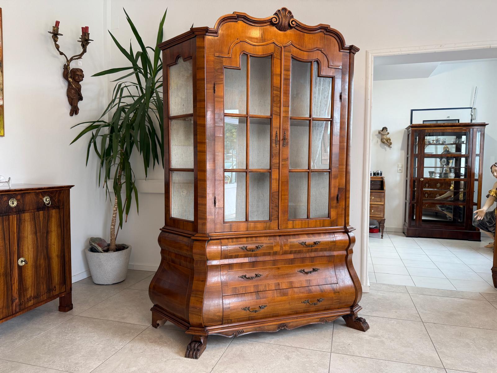 Barockstil Vitrine Nussholz Glasschrank Bücherschrank G2103