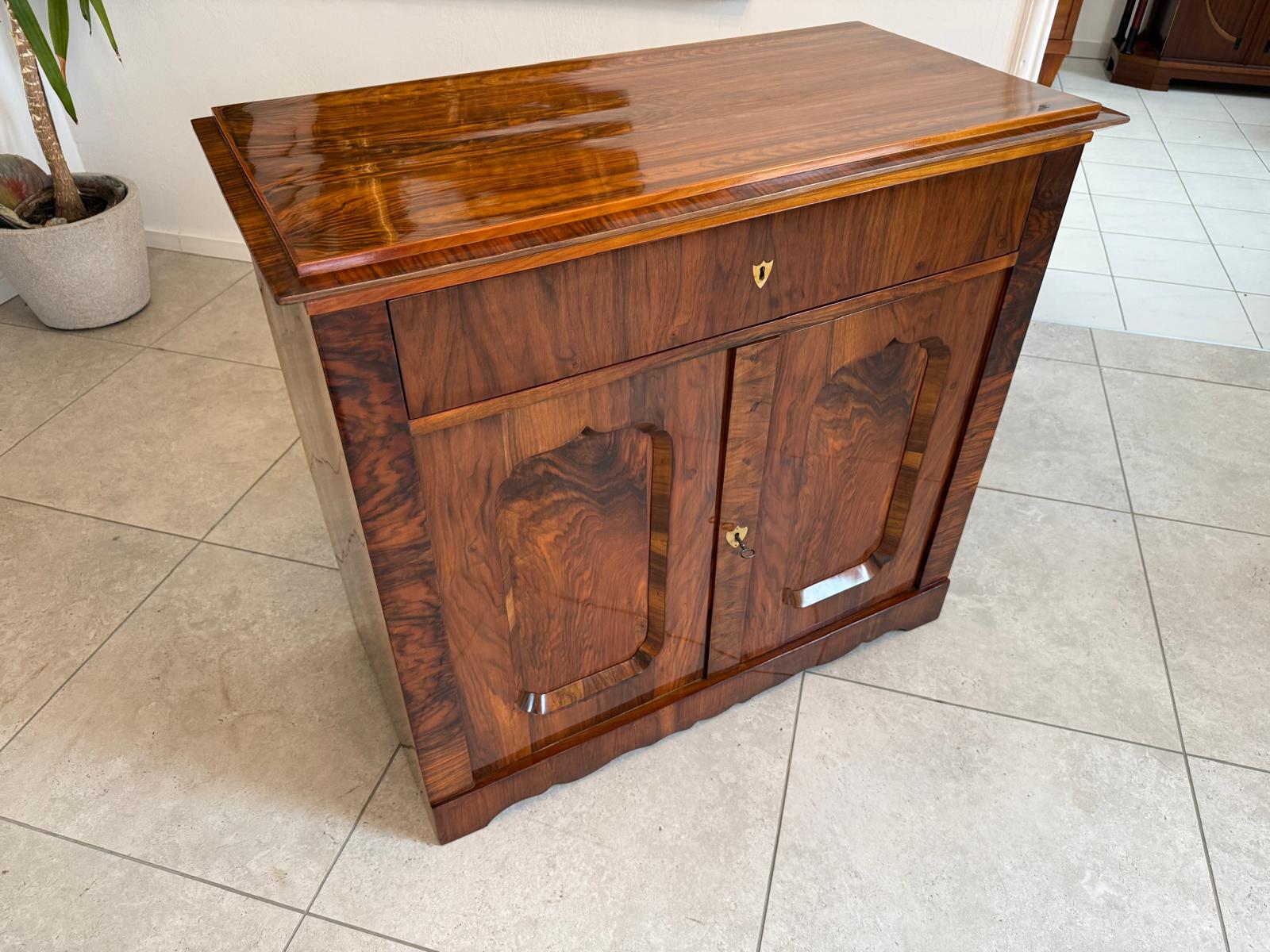 Sale Restaurierte Biedermeier Anrichte Trumeau Nussholz G1832-1