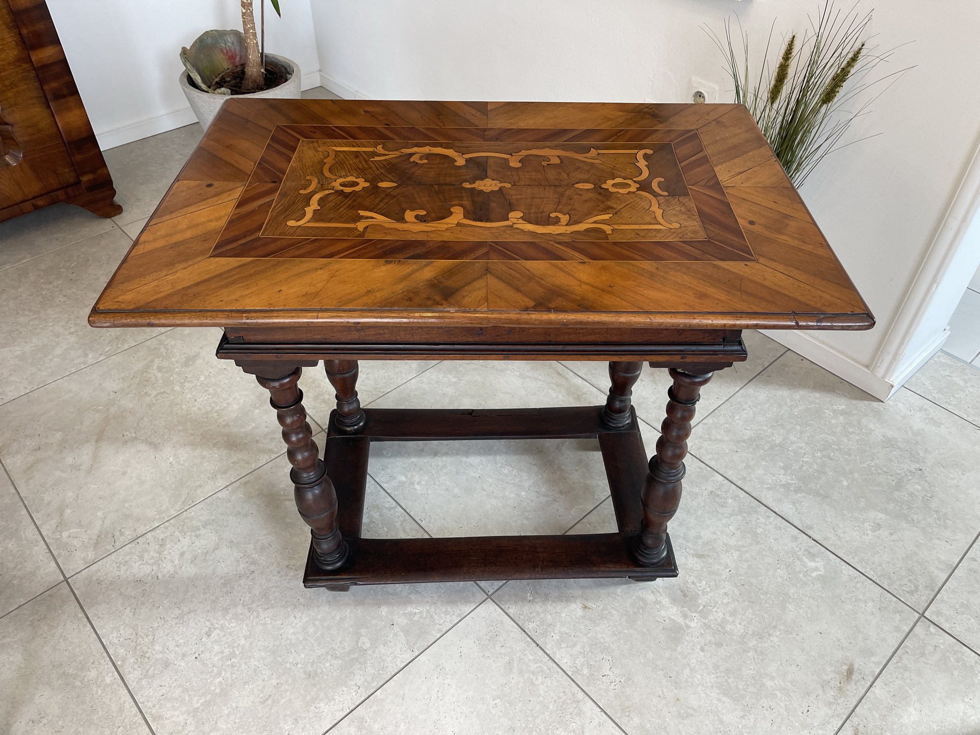 Barock-Biedermeier-183 Originaler Barock Beistelltisch Antik Spieltisch aus Nussholz A4195