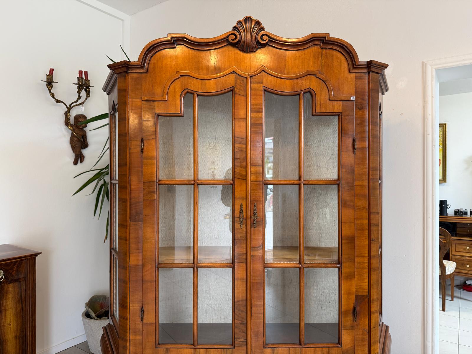 Barockstil Vitrine Nussholz Glasschrank Bücherschrank G2103