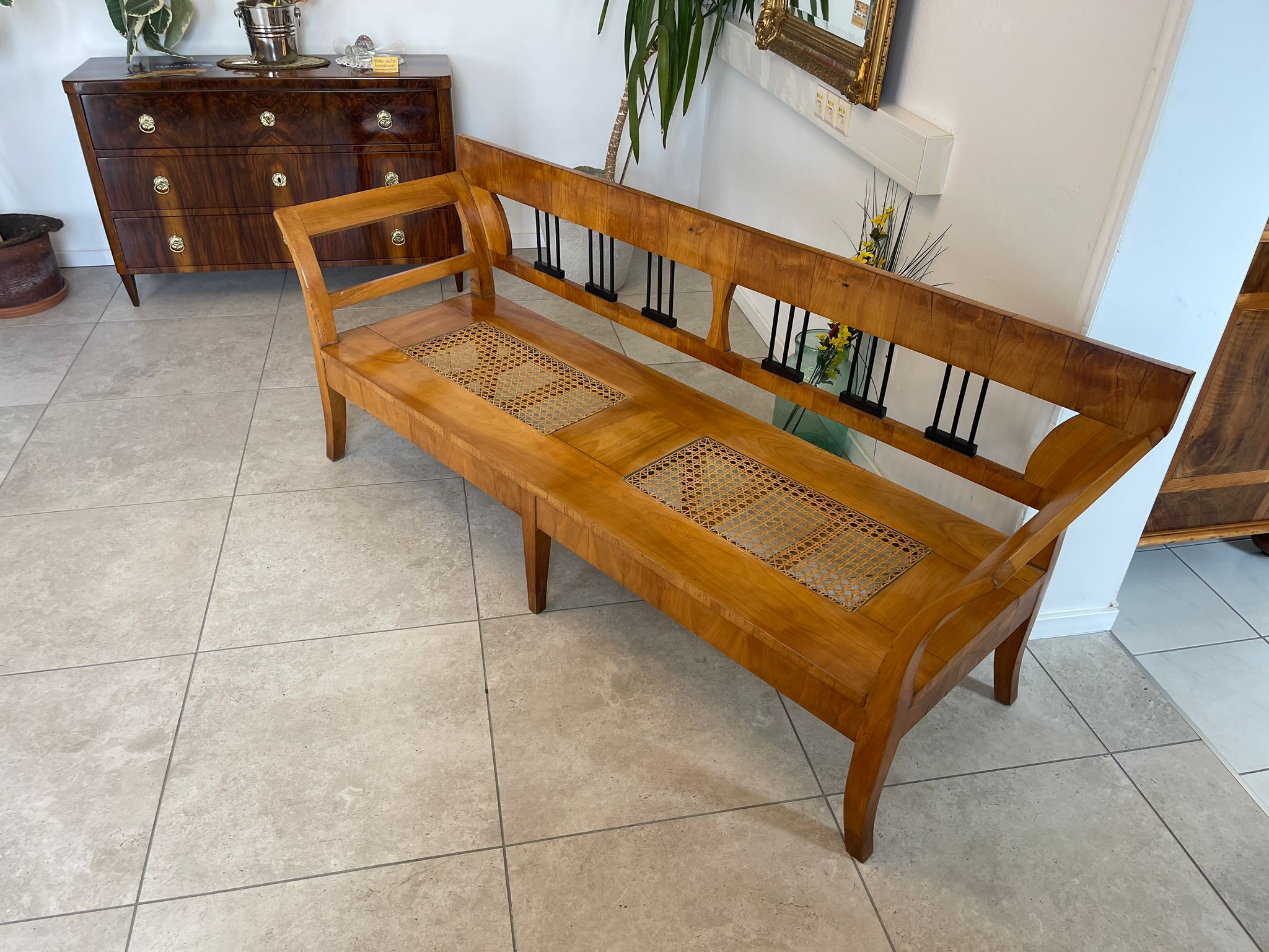Biedermeier Sofa Diwan Couch aus Nussholz, Geflecht, original, A4588