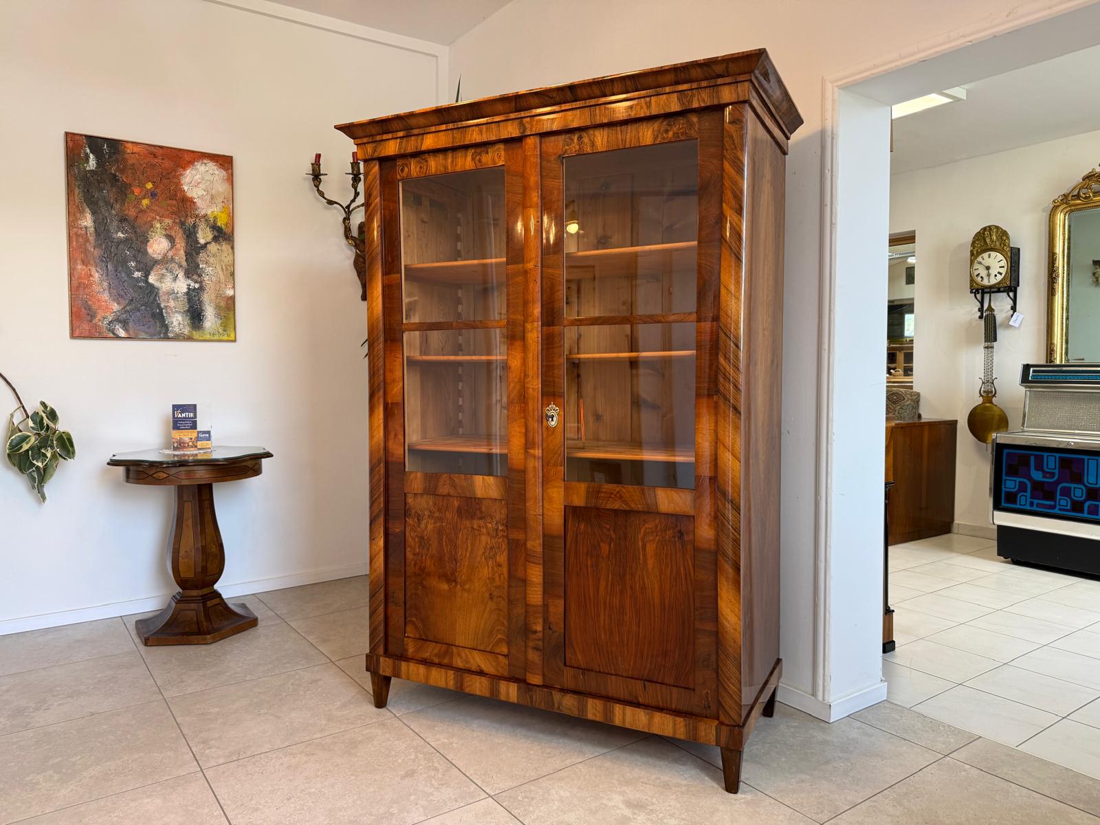 Biedermeier Vitrine Bücherschrank Restauriert Nussbaum Antiquität SALE D2372