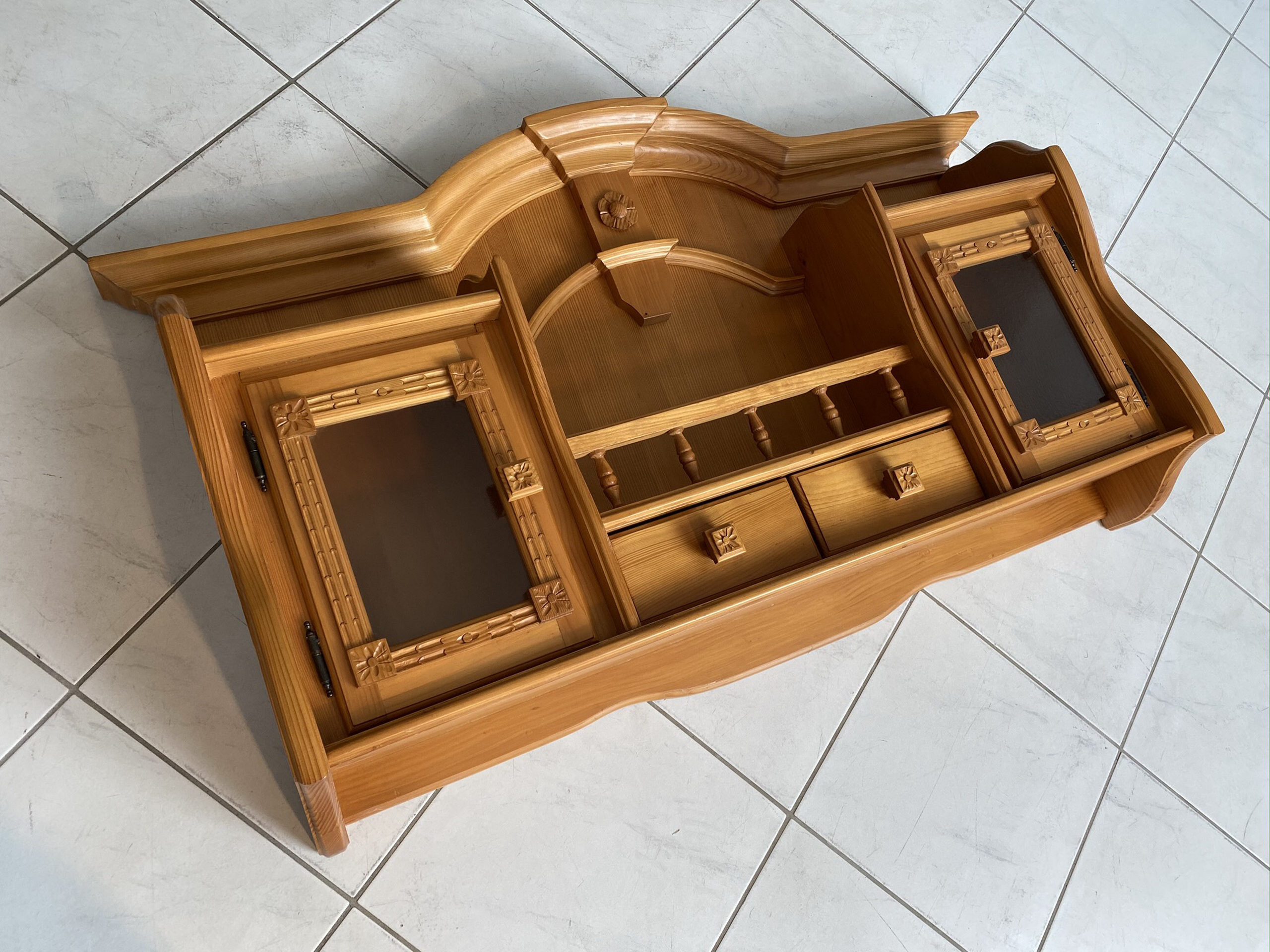 IMG_0724 Hübsches altes bäuerliches Wandregal in Beige - Schmales Stellage E1522