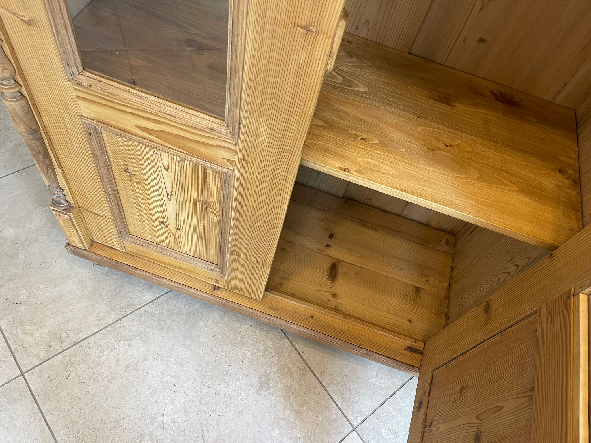 9ee14cc0-41fc-4b6d-bd02-44bf28609977 Bäuerliche Vitrine Bauernvitrine Naturholz Bücherschrank antik A4616