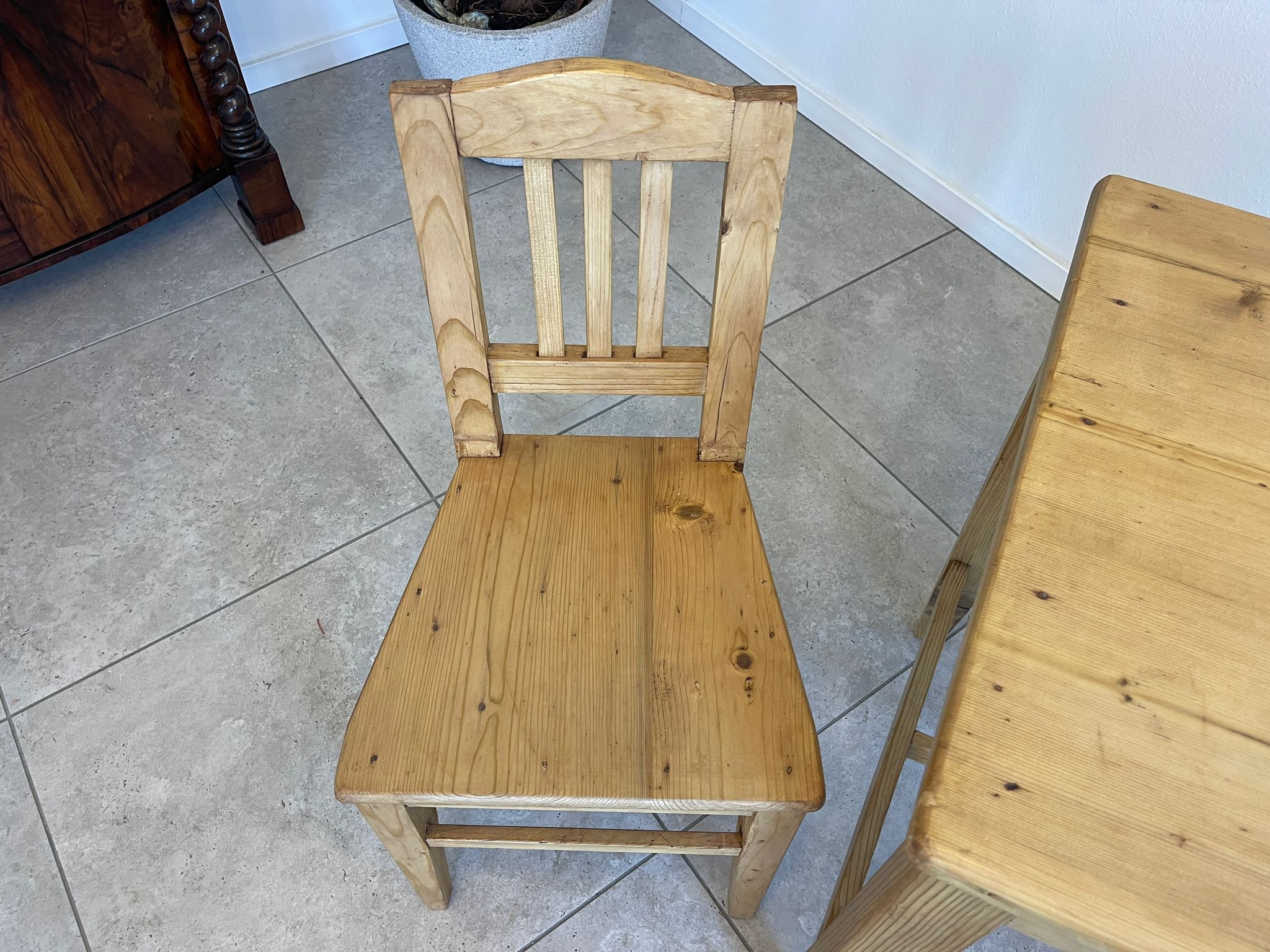 d71749a3-c00f-43ca-b226-993a75a366a9 Kinderschreibtisch Naturholz mit 2 Sesseln, restauriert, A4901