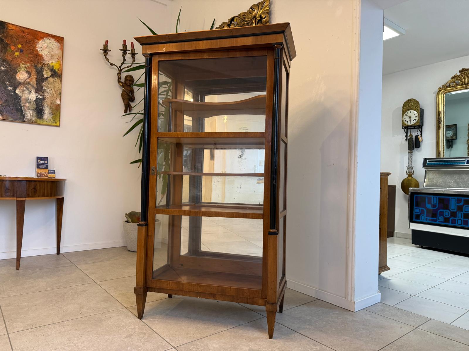 Originale Biedermeier Vitrine Bücherschrank Säulenvitrine Nussholz D1037