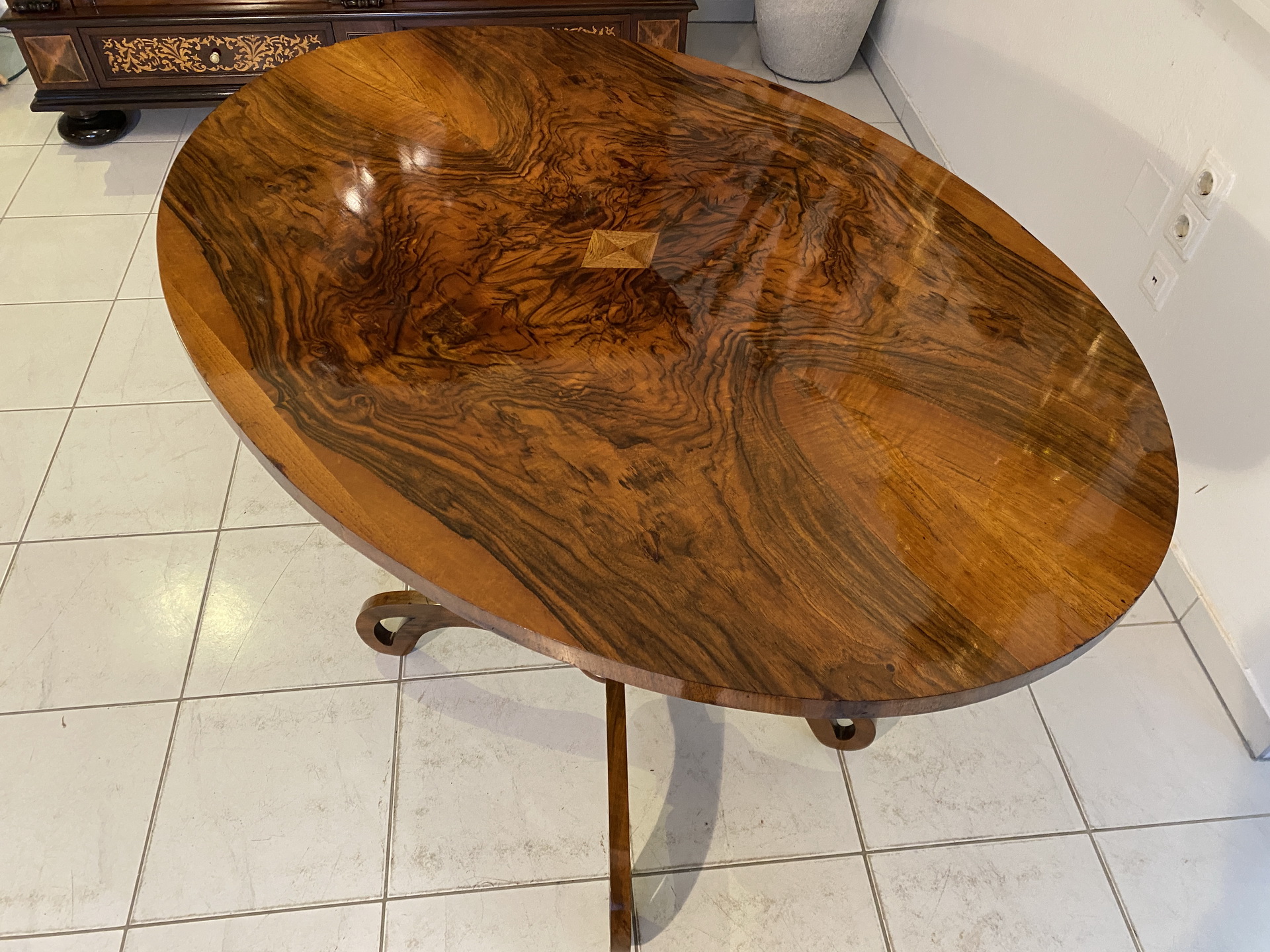 biedermeier-tisch-_05 Ovaler Gründerzeit Tisch Beistelltisch Nussholz Furniert A5016
