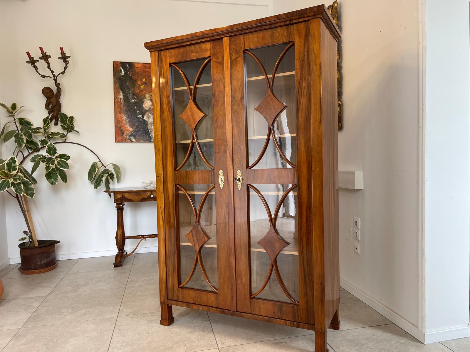 Restaurierte Biedermeier Vitrine Bücherschrank Glasschrank ANTIQUITÄT Nussholz G1678