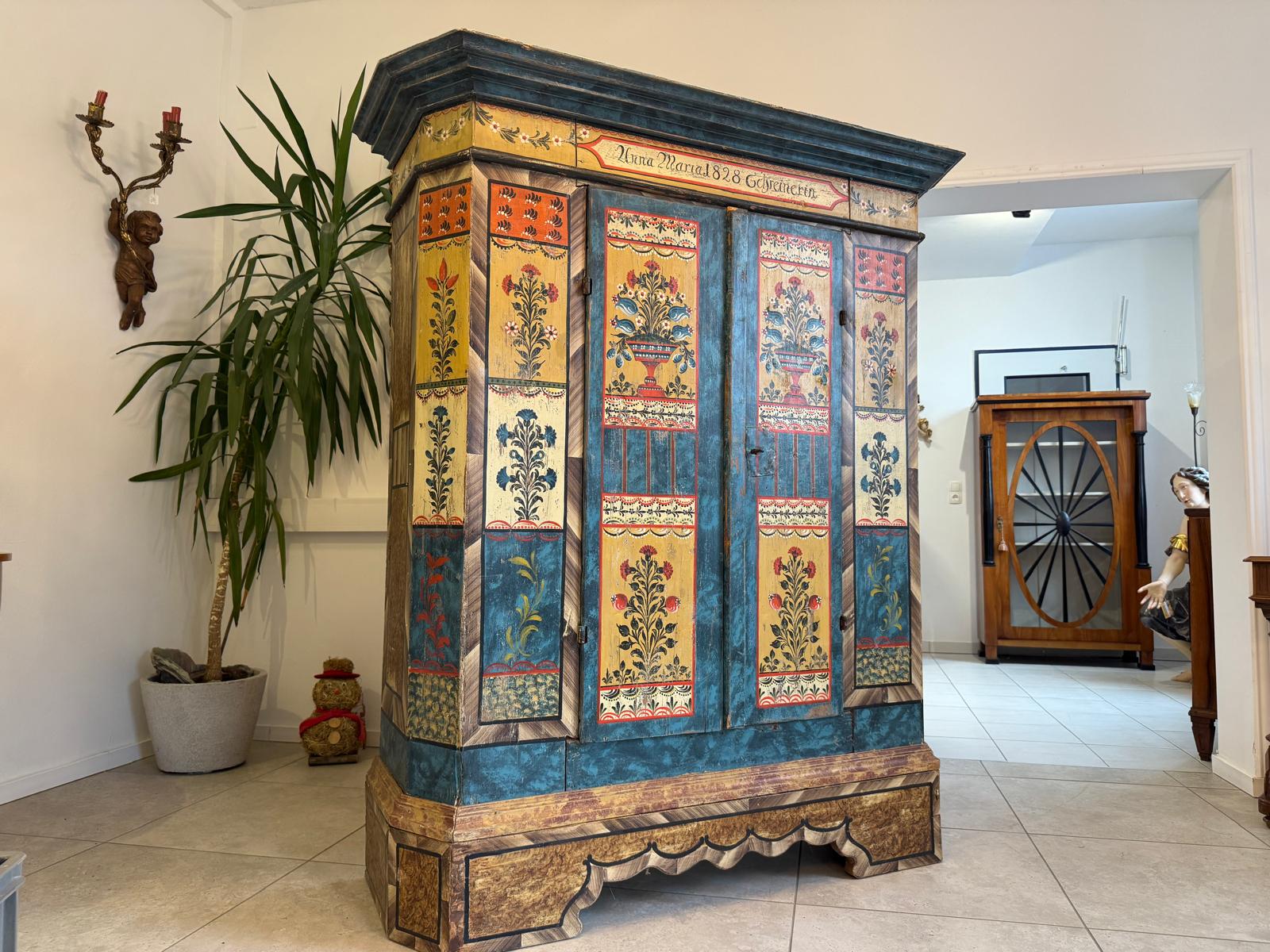 Handbemalter Bauernschrank mit Blumendekor, antiker Bauernkasten G2308