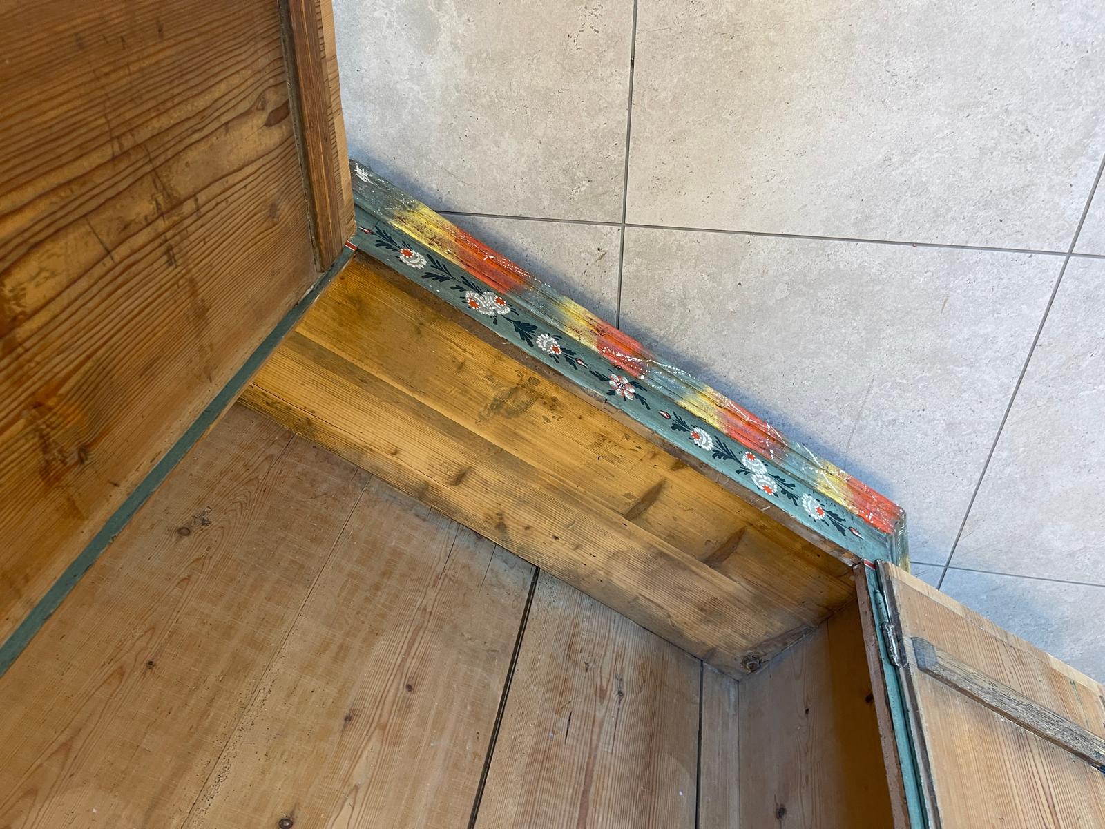 Handbemalter Bauernschrank mit Blumendekor, antiker Bauernkasten G1306