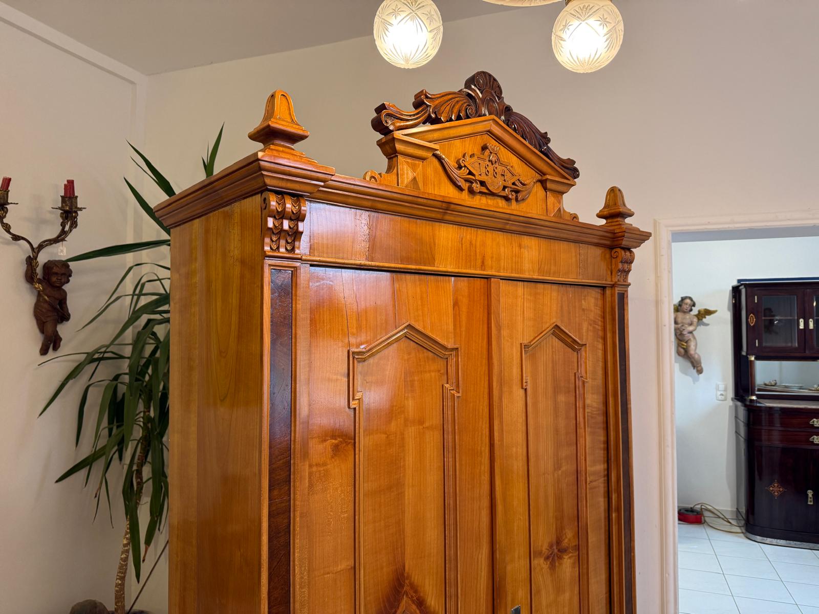 Altrestaurierter Gründerzeit Kasten Kleiderkasten Nussholz Kronenschrank D1065-1