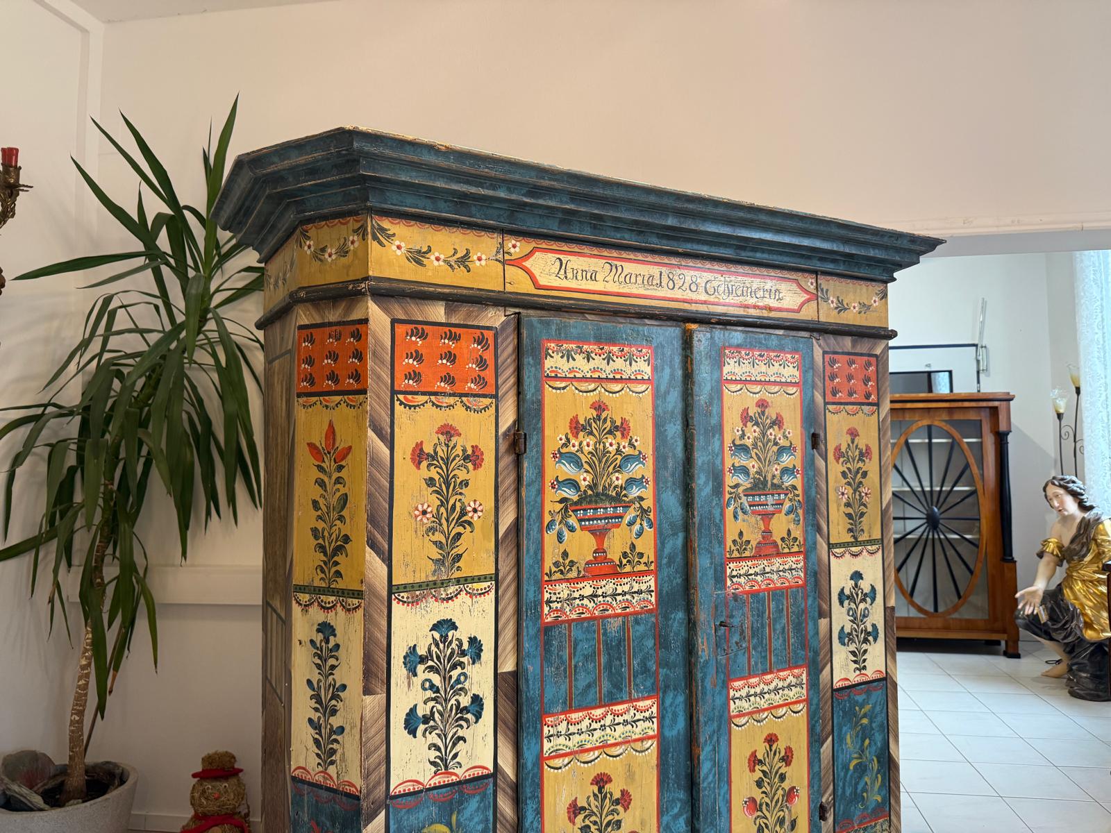 Handbemalter Bauernschrank mit Blumendekor, antiker Bauernkasten G2308