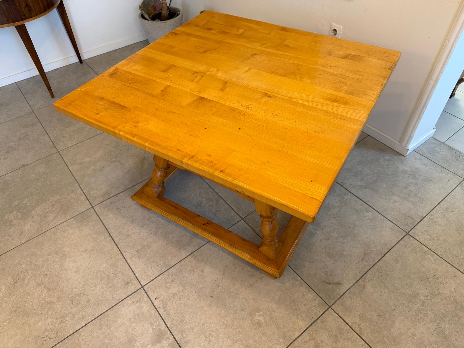 Uriger Jogltisch Bauerntisch Naturholz Kiefer / Buche  Hüttentisch 110 x 110 G2406