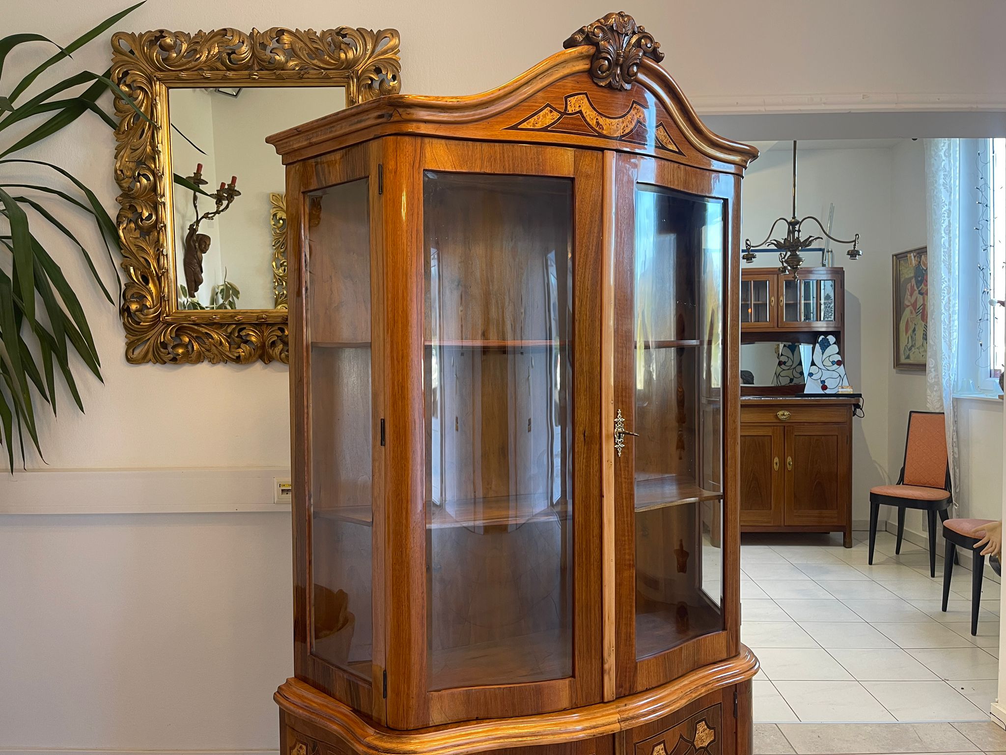 1a7c9485-7db5-46eb-9574-ddeb6cb0cbd5 Restaurierte Barock Vitrine Glasschrank mit Marketerien aus Holz A5100