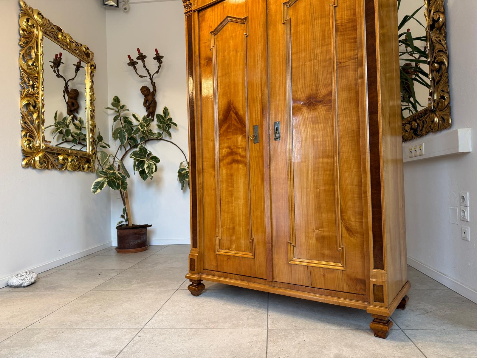 Altrestaurierter Gründerzeit Kasten Kleiderkasten Nussholz Kronenschrank D1065-1