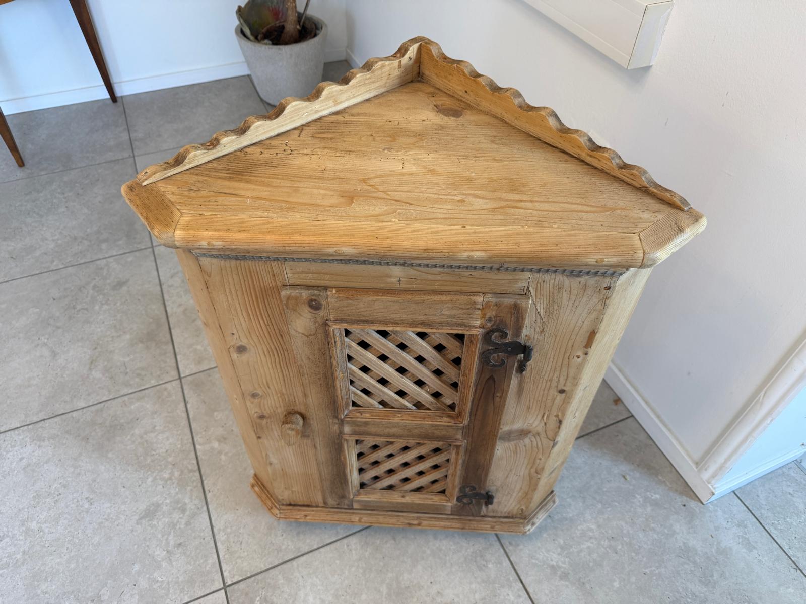 Bäuerliches Eckkasterl Eckanrichte Eckmöbel Bauernchrank G1043-1