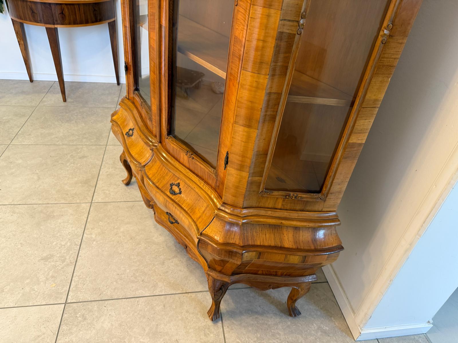 Barockstil Vitrine Intarsiert Nussholz Bücherschrank Stilschrank G2304