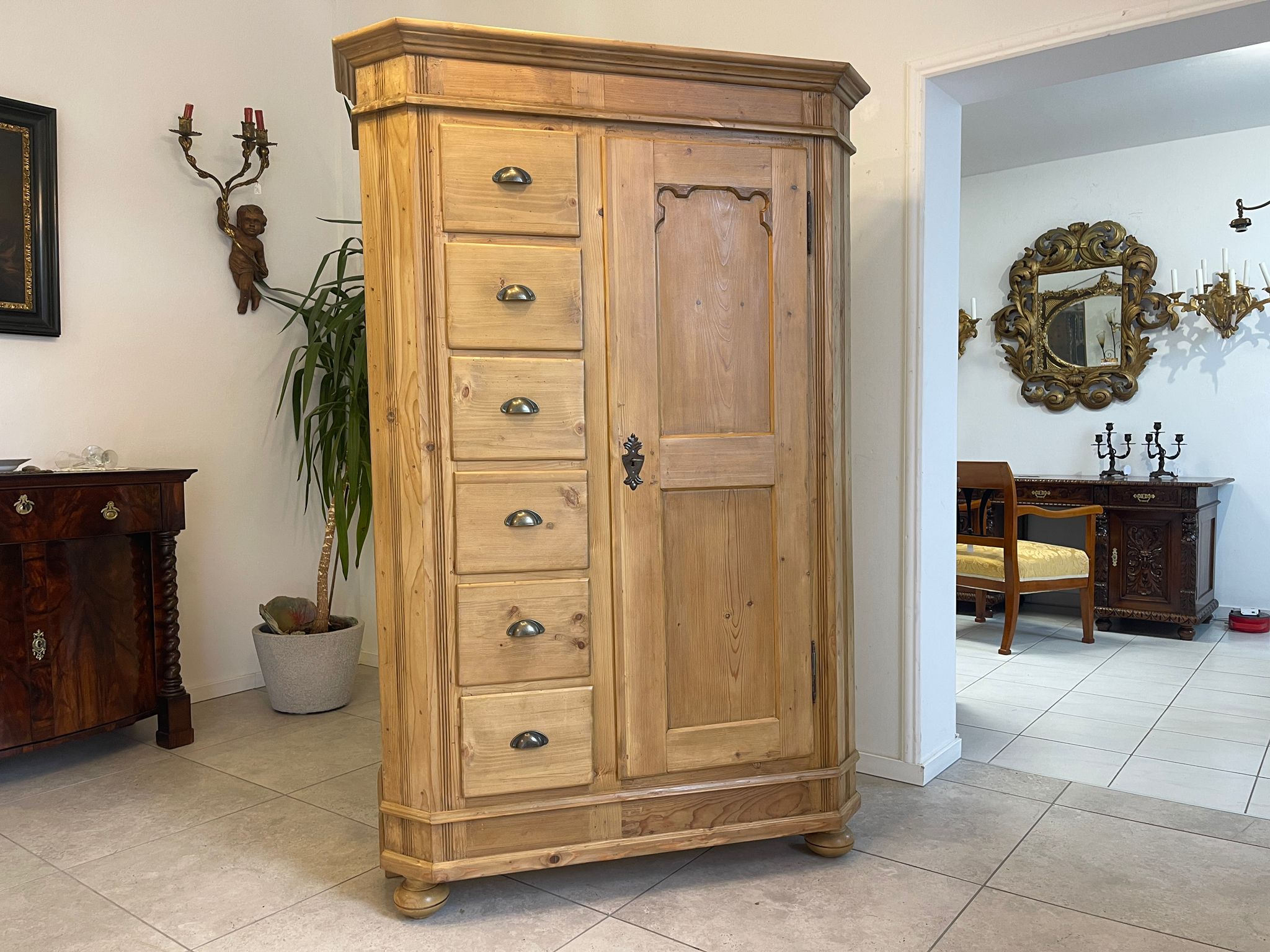 64d17475-b3c8-4853-8ebf-4519bab5a824 ALTER uriger Brotschrank Almerschrank Speiskasten A5037