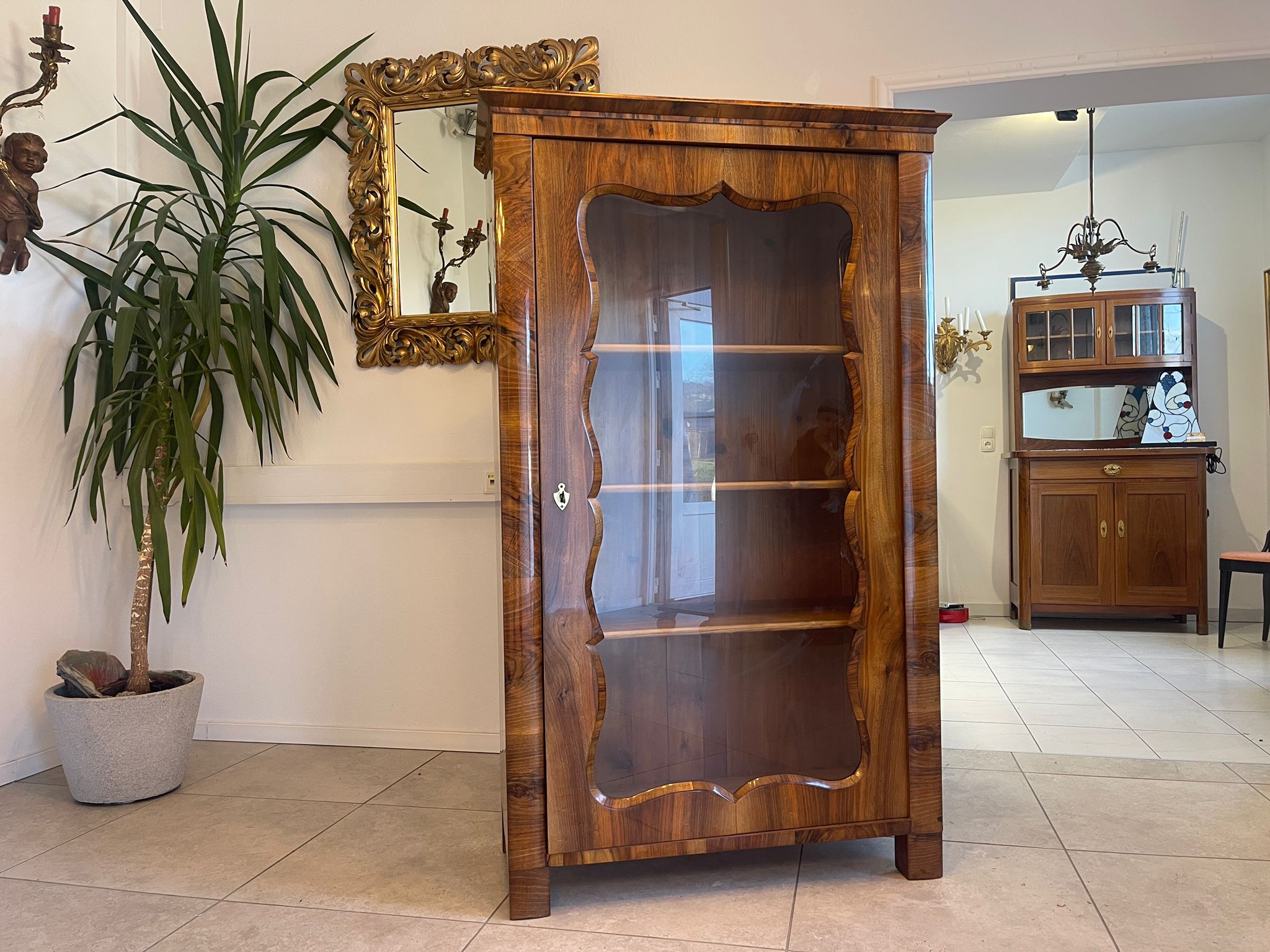 b77e6e6e-fcc3-48e1-be47-0fc36091ac7d SALE Biedermeier Vitrine Bücherschrank Sammlervitrine, Nussholz A5102