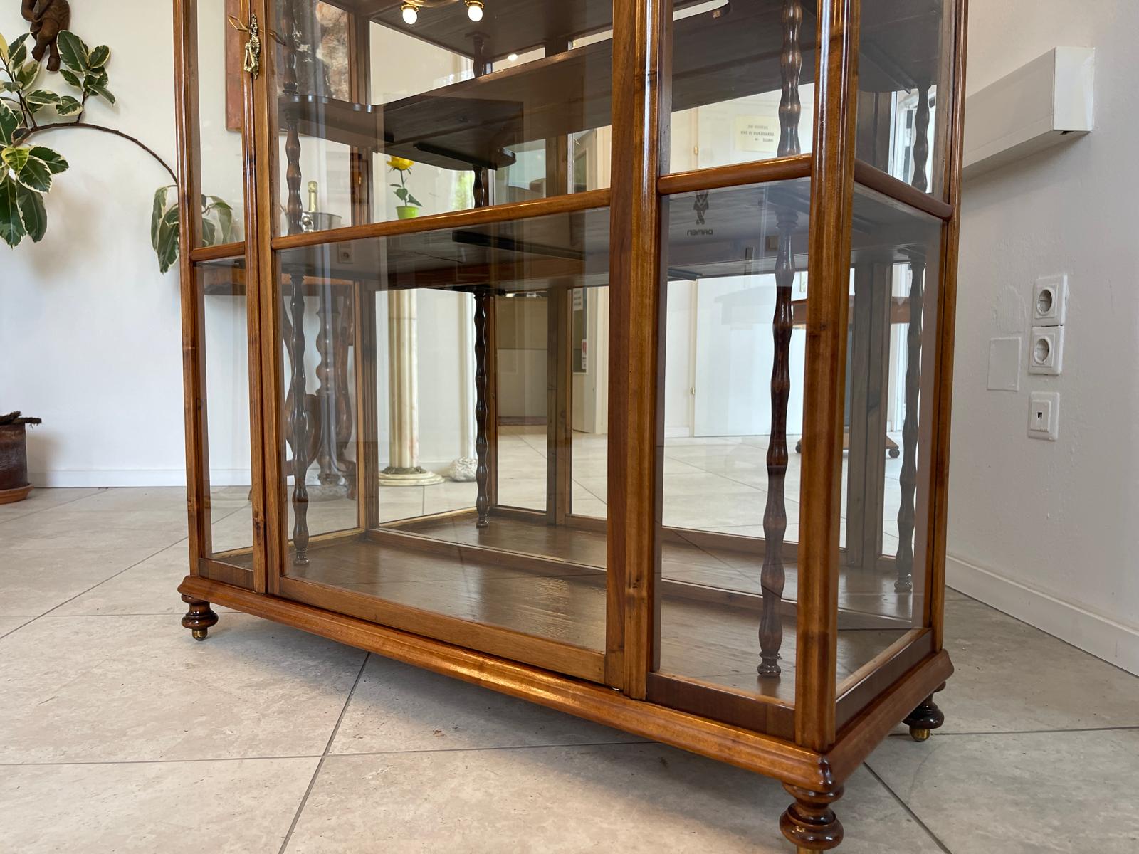 Restaurierte Biedermeier Vitrinenschrank Glasschrank Nussholz Antiquität G1742