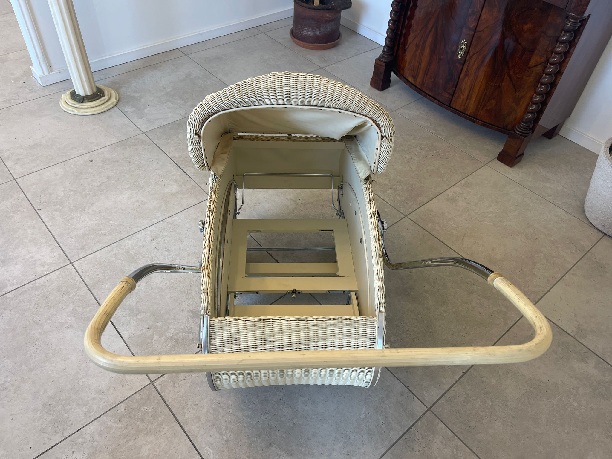 68a06296-e2d0-4083-a16e-648e3101bb1b Vintage Wicker Kinderwagen Buggy Korbpuppen Wagen - Klassischer, geflochtenem Korb, restauriert Stin01