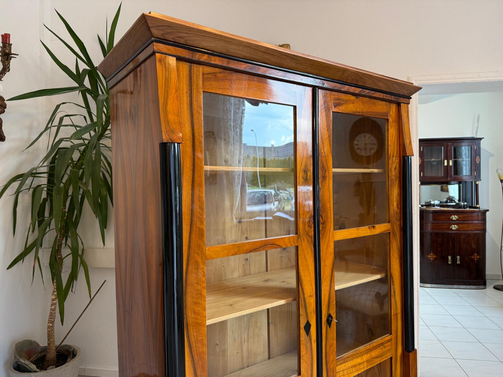 Biedermeier Vitrine Bücherschrank Restauriert Nussbaum Antiquität SALE D2293