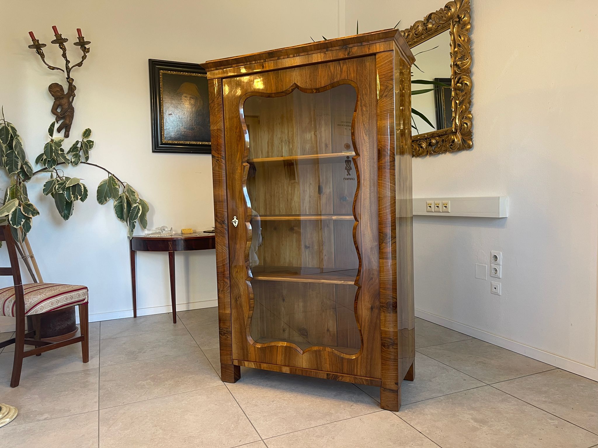 d30c4703-4ea2-41b9-9dc2-1c6488c35733 SALE Biedermeier Vitrine Bücherschrank Sammlervitrine, Nussholz A5102