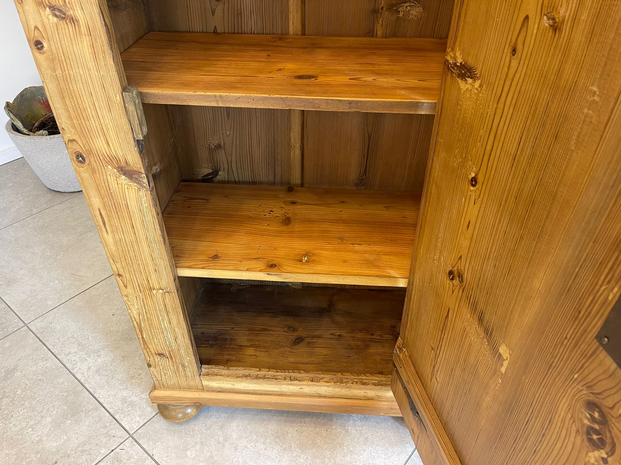 7f31c80d-ffd0-4e9f-9ba5-19acc04c45c6 Brotschrank Vorratsschrank Speiskasten Bauernkasten A5090