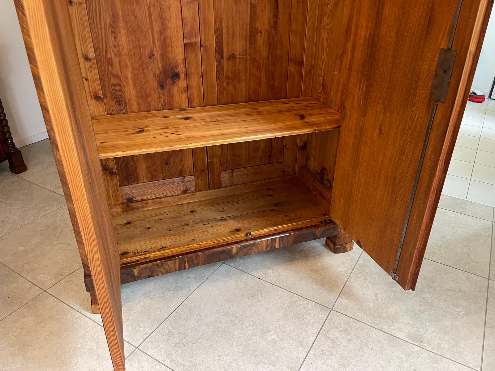 82a37654-07ca-4f38-8046-0de3491f1ddc Restaurierter Biedermeier Schrank mit Nussholz-Furnier und Kleiderstange A4934