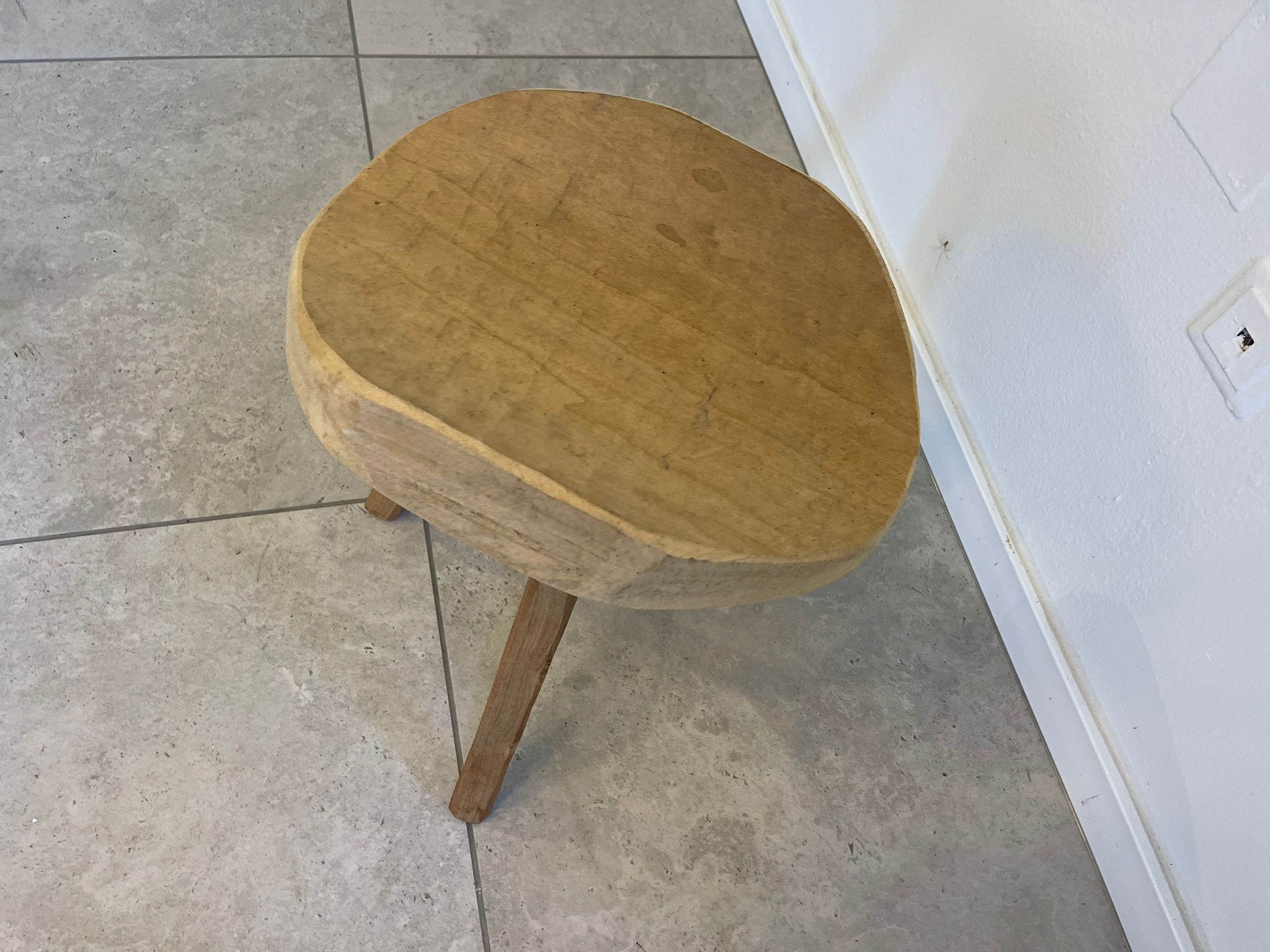 e5102bdb-ce5d-440a-9fcc-e42358840948 uriger Hocker Fichtenholz Schemel Sitzhocker A4823