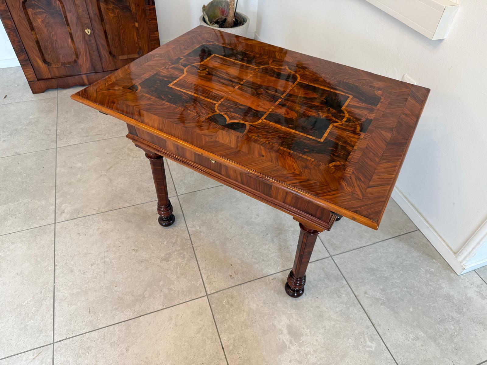 Restaurierter Barock Tisch Nussfurniert Marketiert Anquität G1834-1