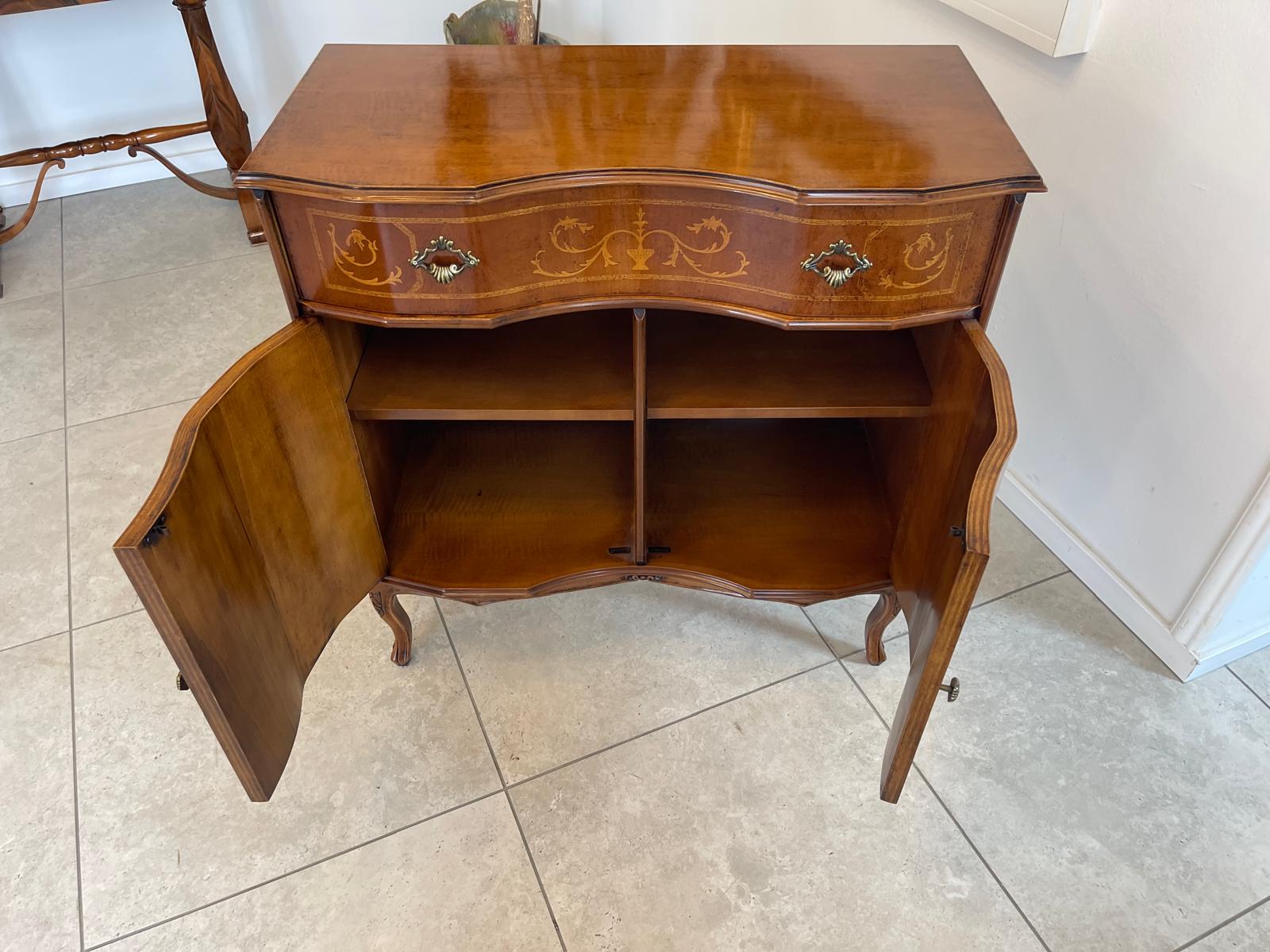 Zierliche marketierte Anrichte Sideboard Kommode Barockstil G1595