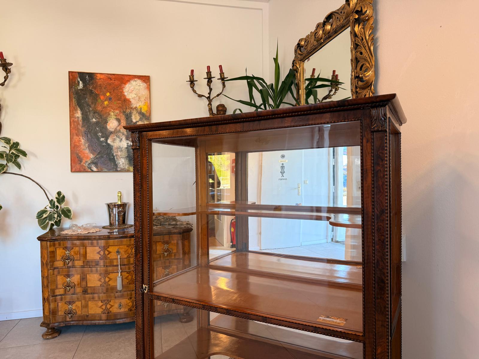 Restaurierte Biedermeier Vitrinenschrank Glasschrank Nussholz Antiquität D2769