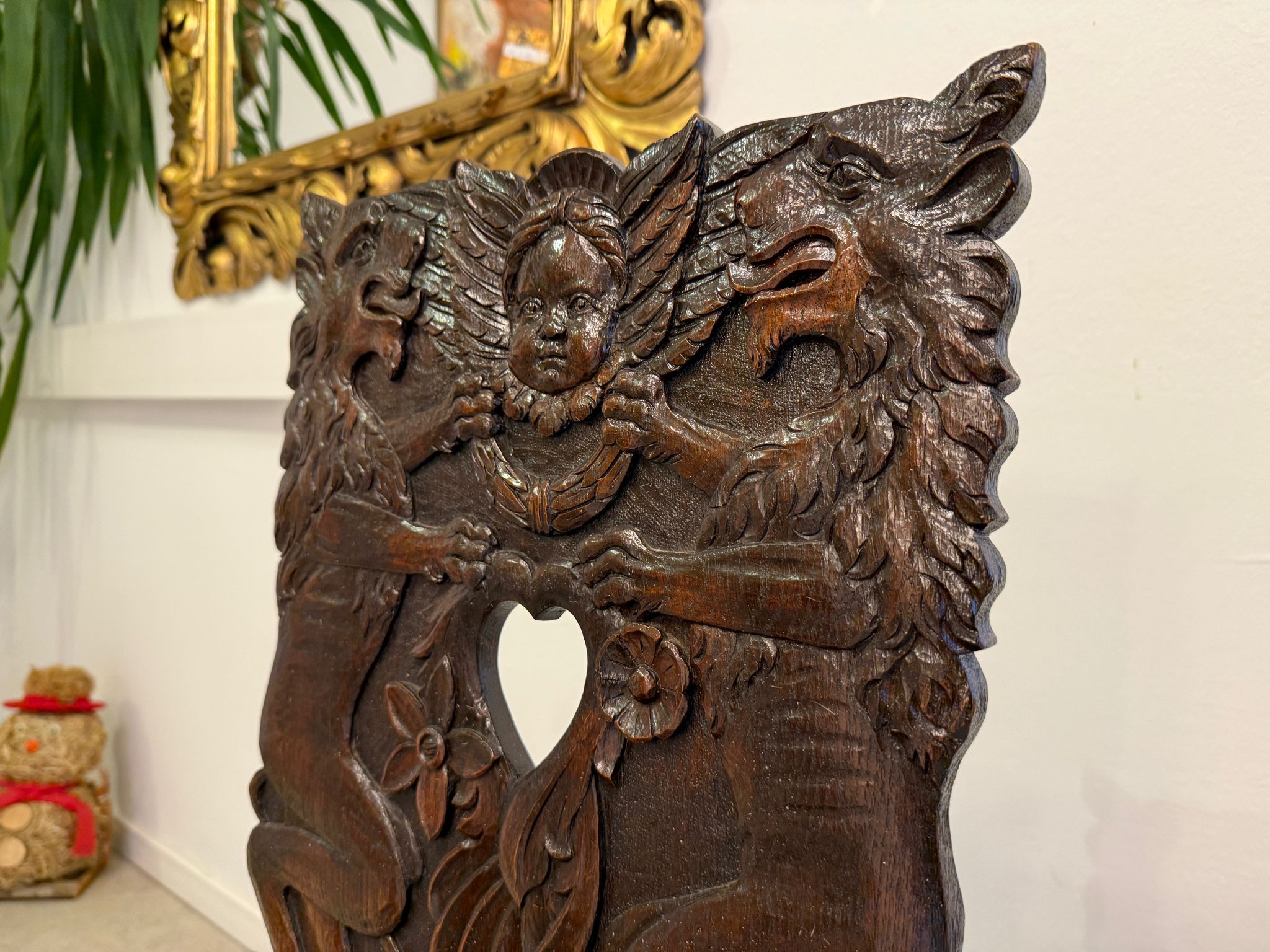 Bauernsessel Alpenraum, um 1650 Fabelwesen Nussholz G2331