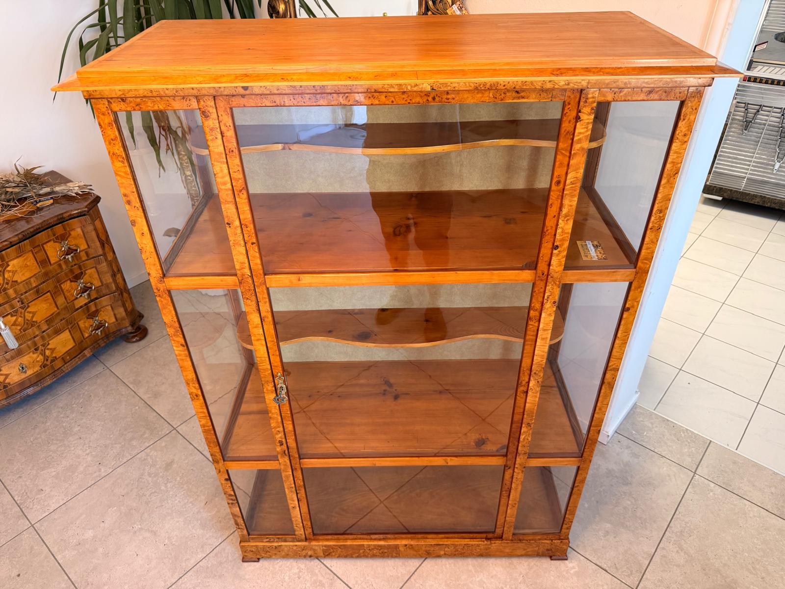 Restaurierte Biedermeier Vitrinenschrank Glasschrank Pappelholz Antiquität D2768