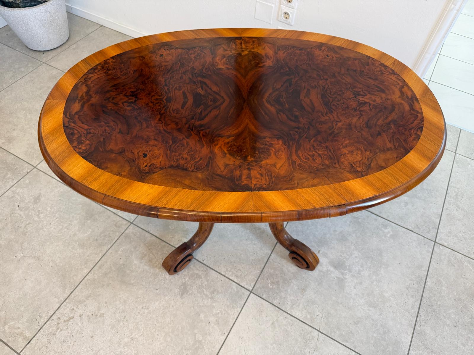 OvalerSpätbiedermeier Tisch Beistelltisch Nussholz Furniert D2809
