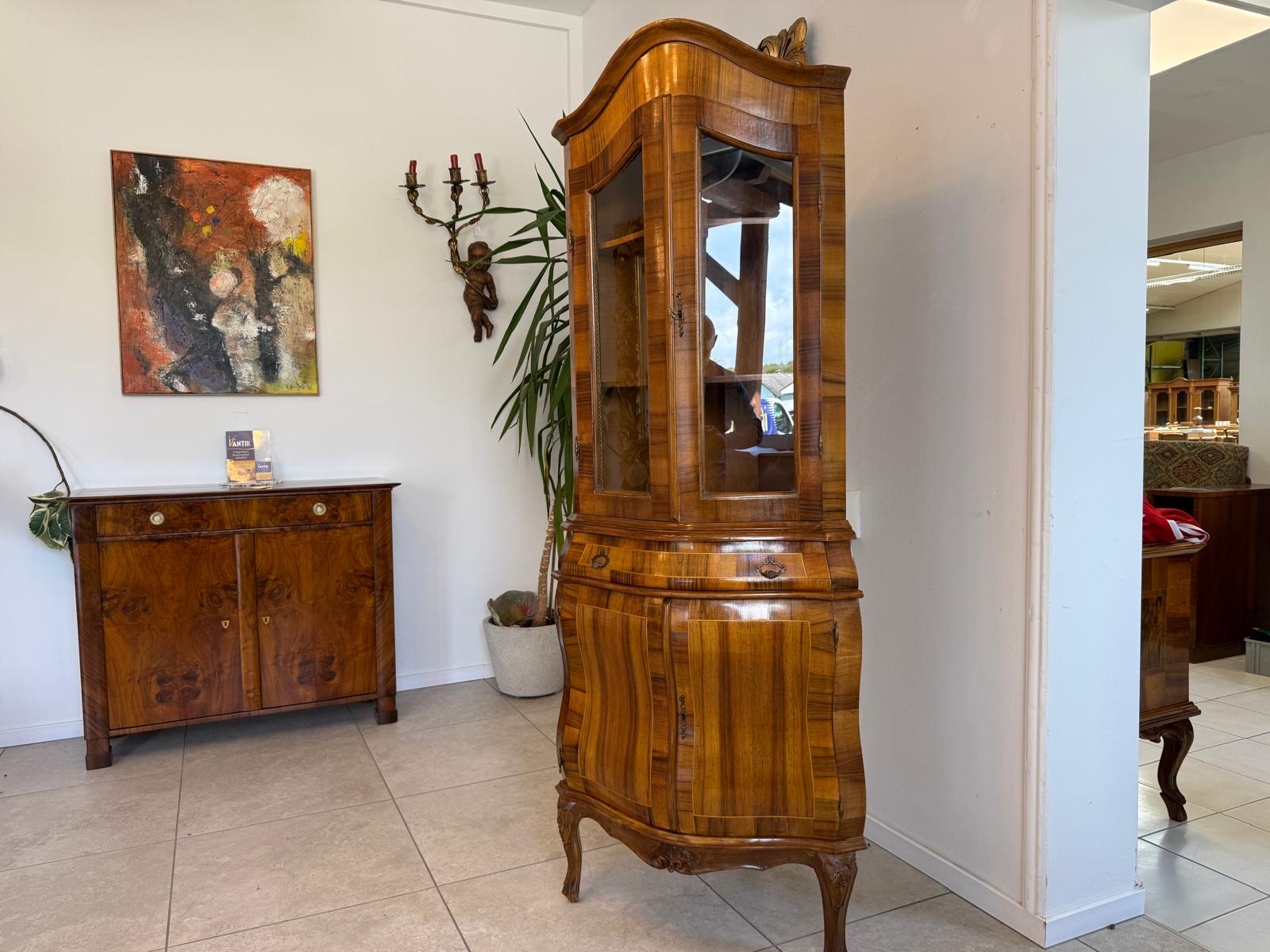 hübsche Vitrine im Barockstil Eckvitrine Eckschrank D2516