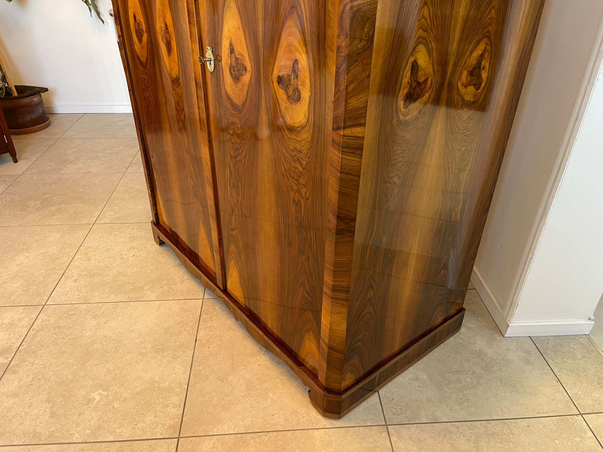 aa6e847e-b378-42f8-a14a-2163a58dc3e2 Restaurierter Biedermeier Schrank Garderobe mit Nussbaumfurnier A5050