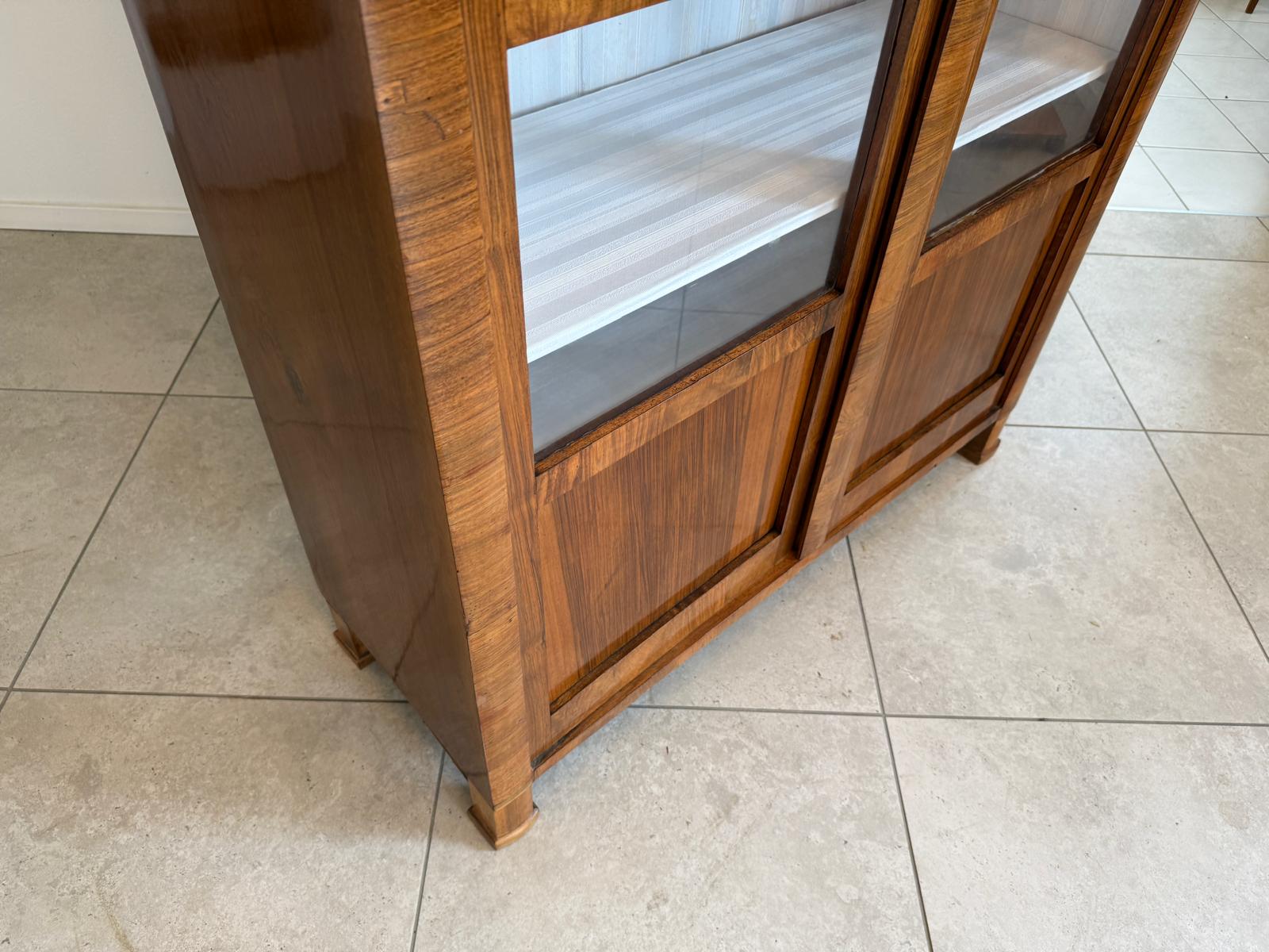 Biedermeier Vitrinenschrank Glasschrank Nussholz Antiquität G1797