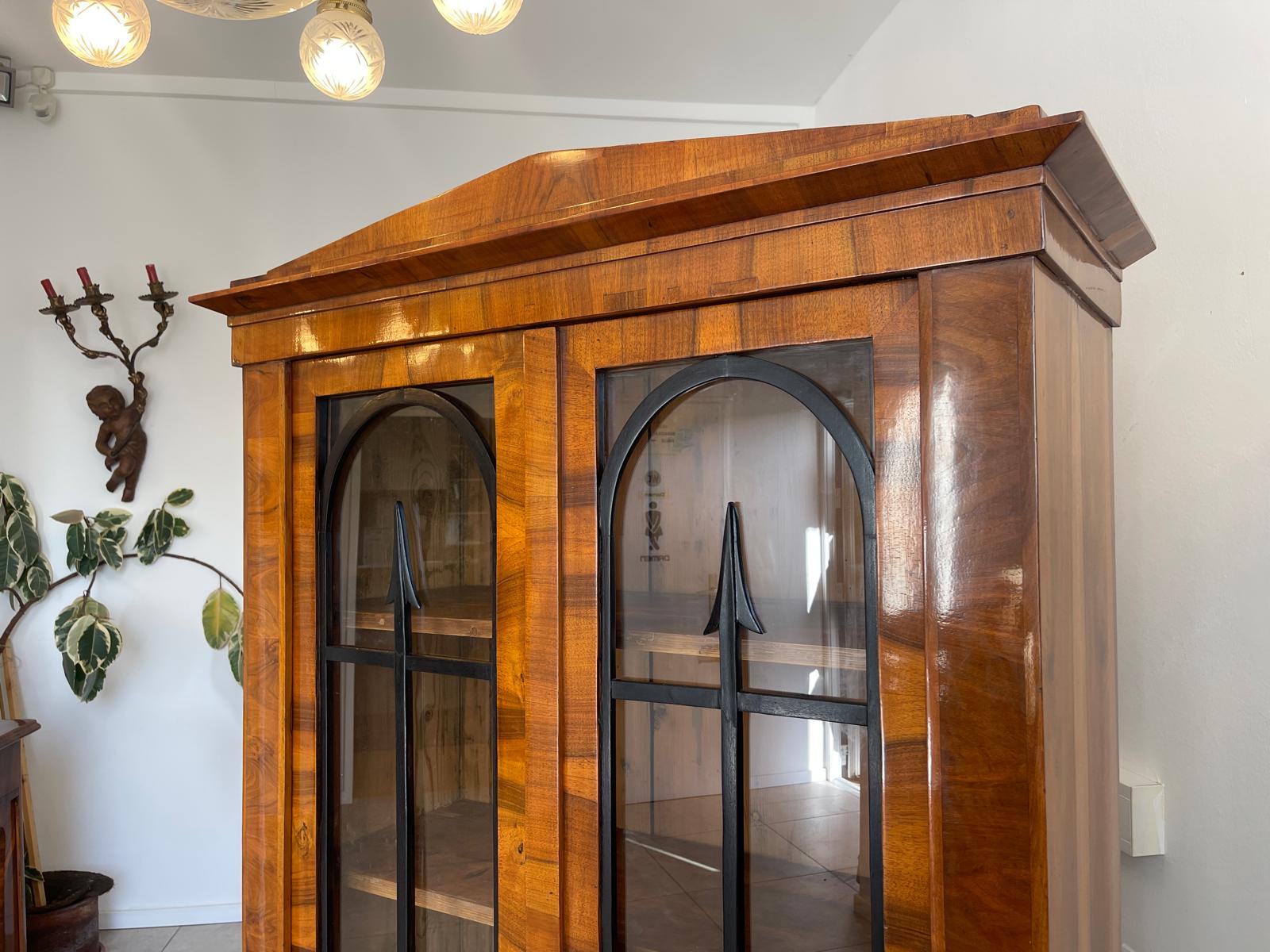 Altrestaurierte Biedermeier Vitrinenschrank Glasschrank Nussholz G1286