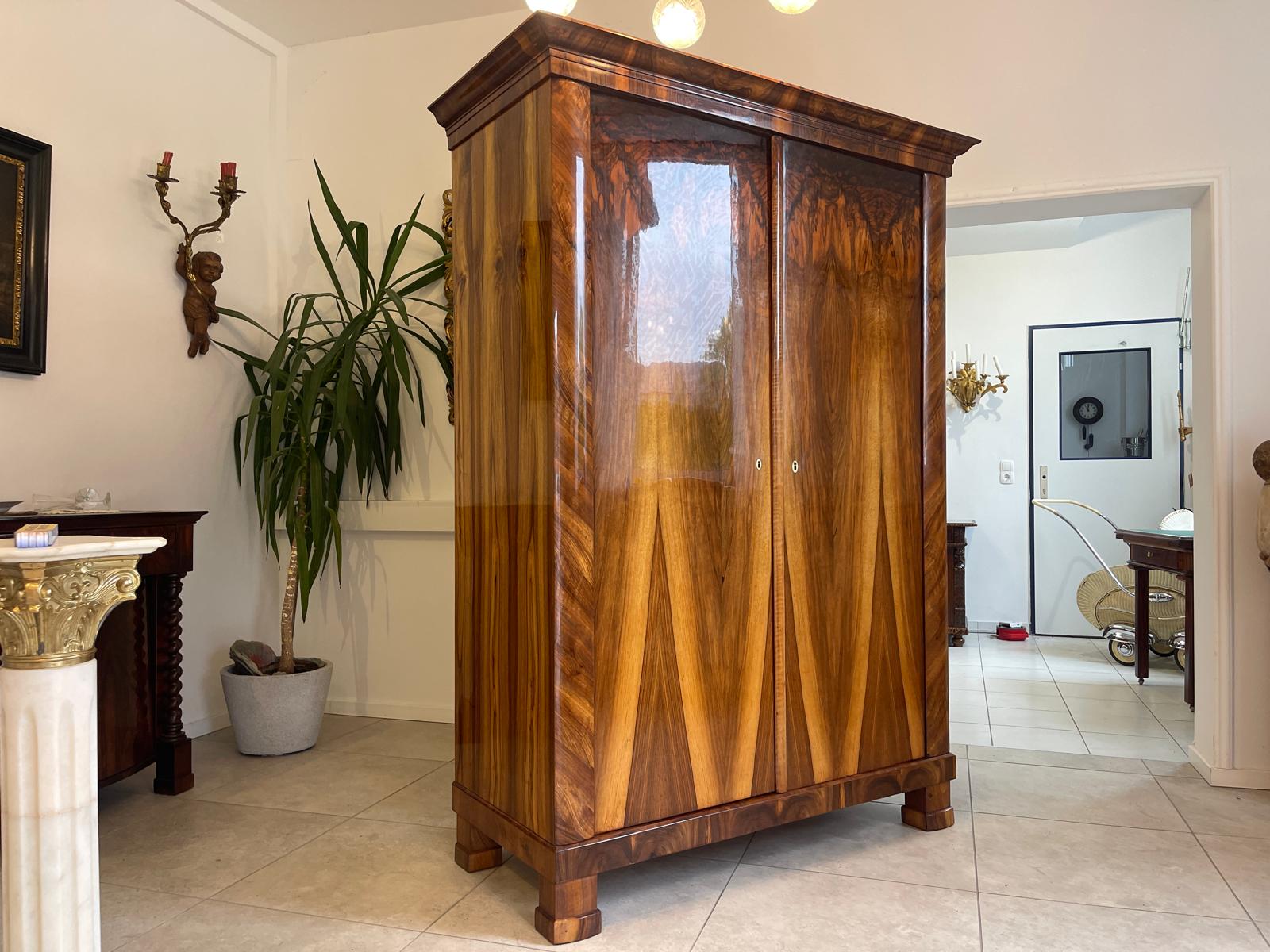 711ba486-1e44-4195-ba9f-cbd44a46d98d Restaurierter Biedermeier Schrank mit Nussholz-Furnier und Kleiderstange A4934